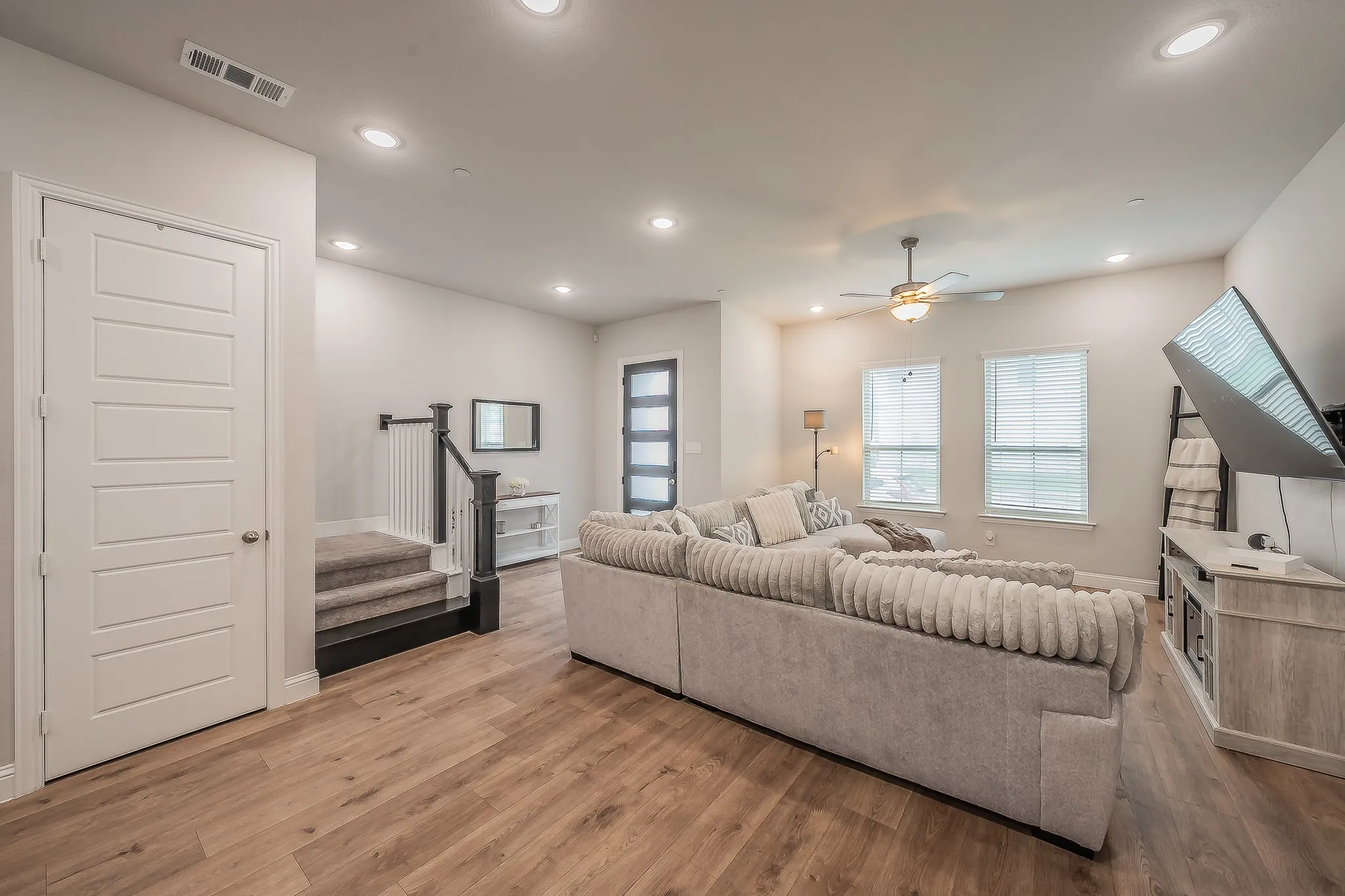 Townhouse For Rent in Dallas County , 12933 Couture Drive, Farmers Branch, Texas 75234, 3 Bedroom, 3 Bathroom, 2 Garage spaces, 1,866 Sqft, built in 2022, mls#21385386, Real Estate Agent in Farmers Branch, Homes For Rent in Dallas county, Homes For Rent in Farmers Branch, Realtor in Farmers Branch Texas, Real Estate Brokerage Independent Realty Texas, Luminita Cordes Realtor