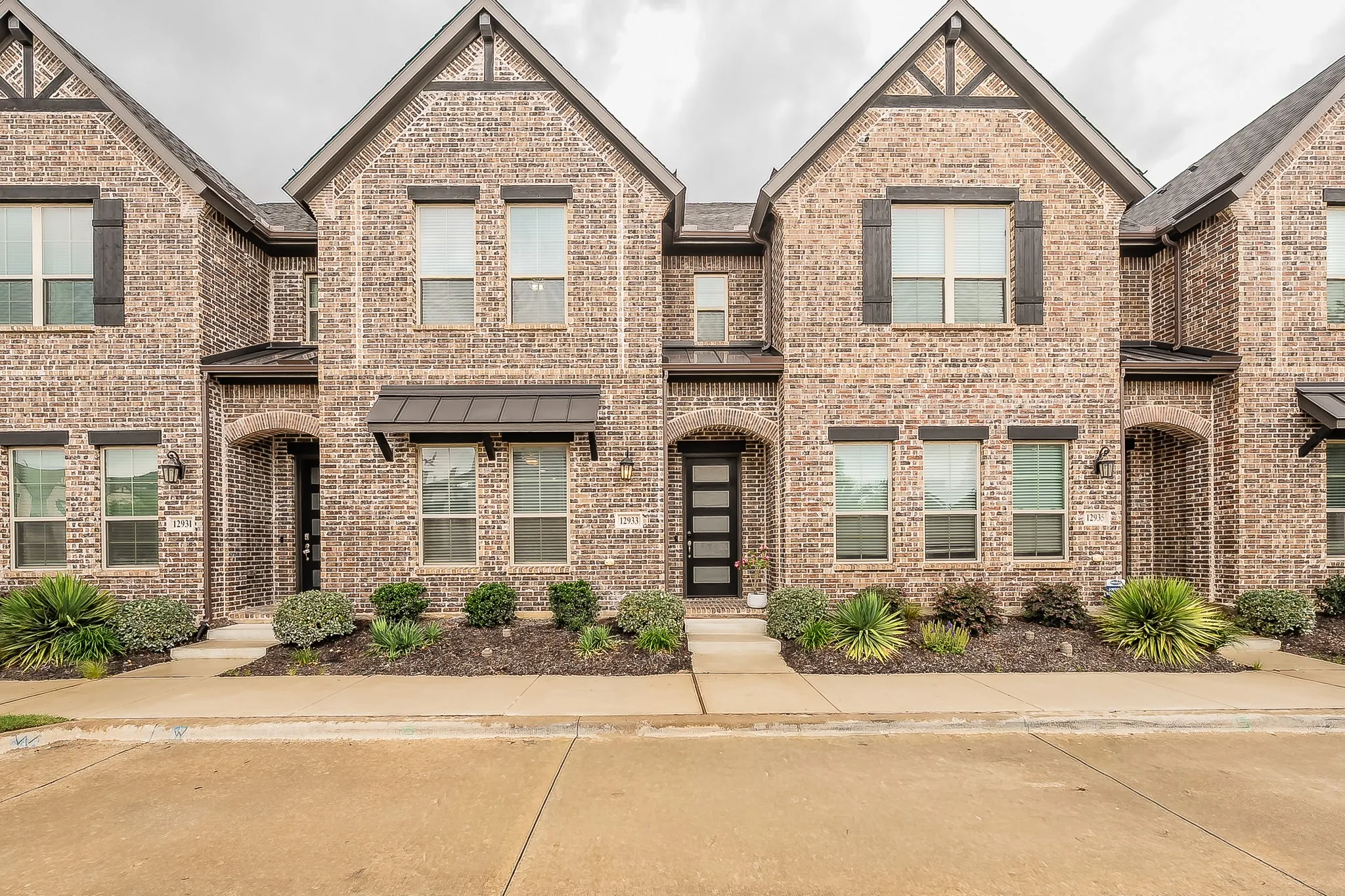 Townhouse For Rent in Dallas County , 12933 Couture Drive, Farmers Branch, Texas 75234, 3 Bedroom, 3 Bathroom, 2 Garage spaces, 1,866 Sqft, built in 2022, mls#21385386, Real Estate Agent in Farmers Branch, Homes For Rent in Dallas county, Homes For Rent in Farmers Branch, Realtor in Farmers Branch Texas, Real Estate Brokerage Independent Realty Texas, Luminita Cordes Realtor