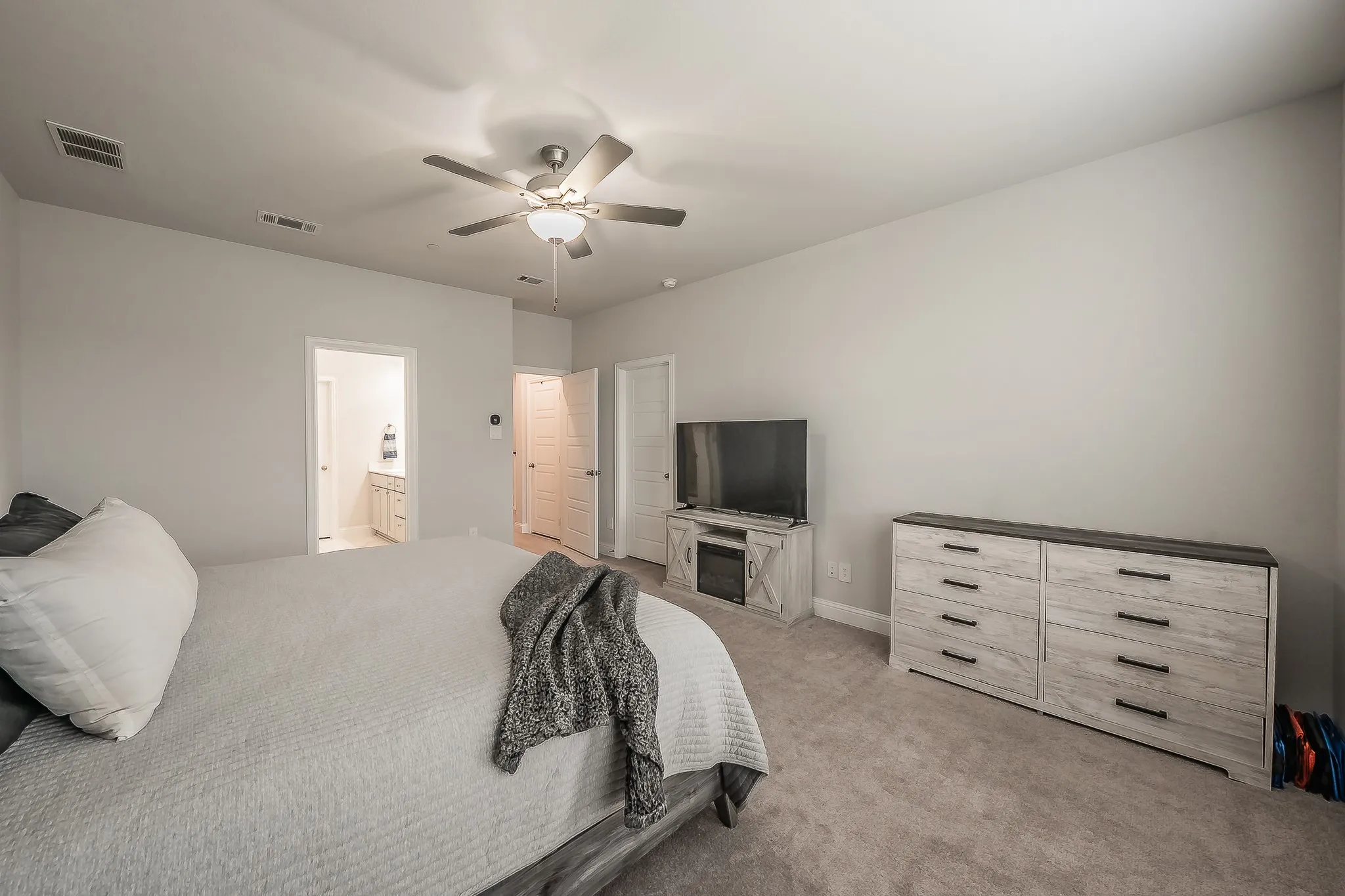 Townhouse For Rent in Dallas County , 12933 Couture Drive, Farmers Branch, Texas 75234, 3 Bedroom, 3 Bathroom, 2 Garage spaces, 1,866 Sqft, built in 2022, mls#21385386, Real Estate Agent in Farmers Branch, Homes For Rent in Dallas county, Homes For Rent in Farmers Branch, Realtor in Farmers Branch Texas, Real Estate Brokerage Independent Realty Texas, Luminita Cordes Realtor