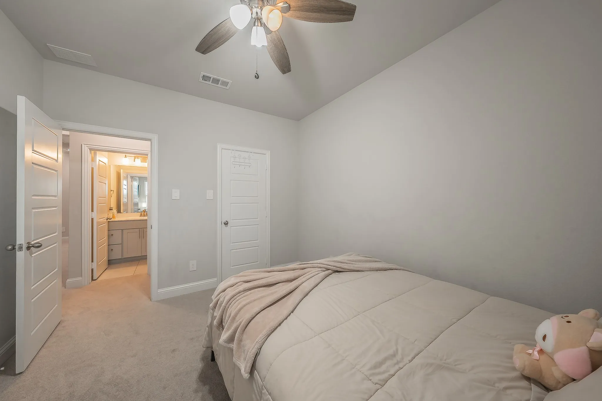 Townhouse For Rent in Dallas County , 12933 Couture Drive, Farmers Branch, Texas 75234, 3 Bedroom, 3 Bathroom, 2 Garage spaces, 1,866 Sqft, built in 2022, mls#21385386, Real Estate Agent in Farmers Branch, Homes For Rent in Dallas county, Homes For Rent in Farmers Branch, Realtor in Farmers Branch Texas, Real Estate Brokerage Independent Realty Texas, Luminita Cordes Realtor