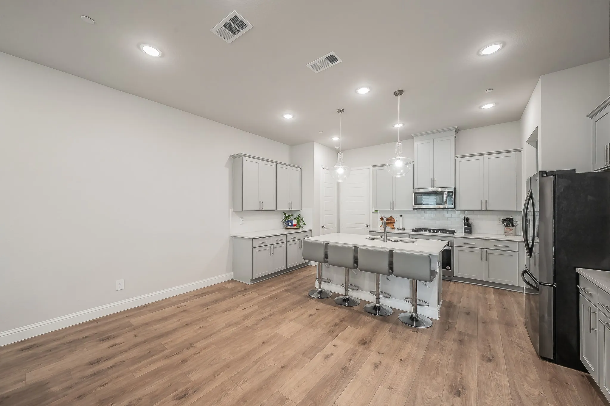 Townhouse For Rent in Dallas County , 12933 Couture Drive, Farmers Branch, Texas 75234, 3 Bedroom, 3 Bathroom, 2 Garage spaces, 1,866 Sqft, built in 2022, mls#21385386, Real Estate Agent in Farmers Branch, Homes For Rent in Dallas county, Homes For Rent in Farmers Branch, Realtor in Farmers Branch Texas, Real Estate Brokerage Independent Realty Texas, Luminita Cordes Realtor
