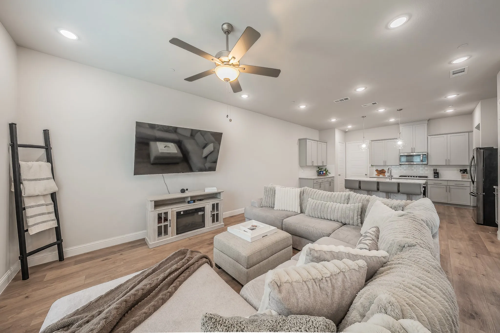Townhouse For Rent in Dallas County , 12933 Couture Drive, Farmers Branch, Texas 75234, 3 Bedroom, 3 Bathroom, 2 Garage spaces, 1,866 Sqft, built in 2022, mls#21385386, Real Estate Agent in Farmers Branch, Homes For Rent in Dallas county, Homes For Rent in Farmers Branch, Realtor in Farmers Branch Texas, Real Estate Brokerage Independent Realty Texas, Luminita Cordes Realtor
