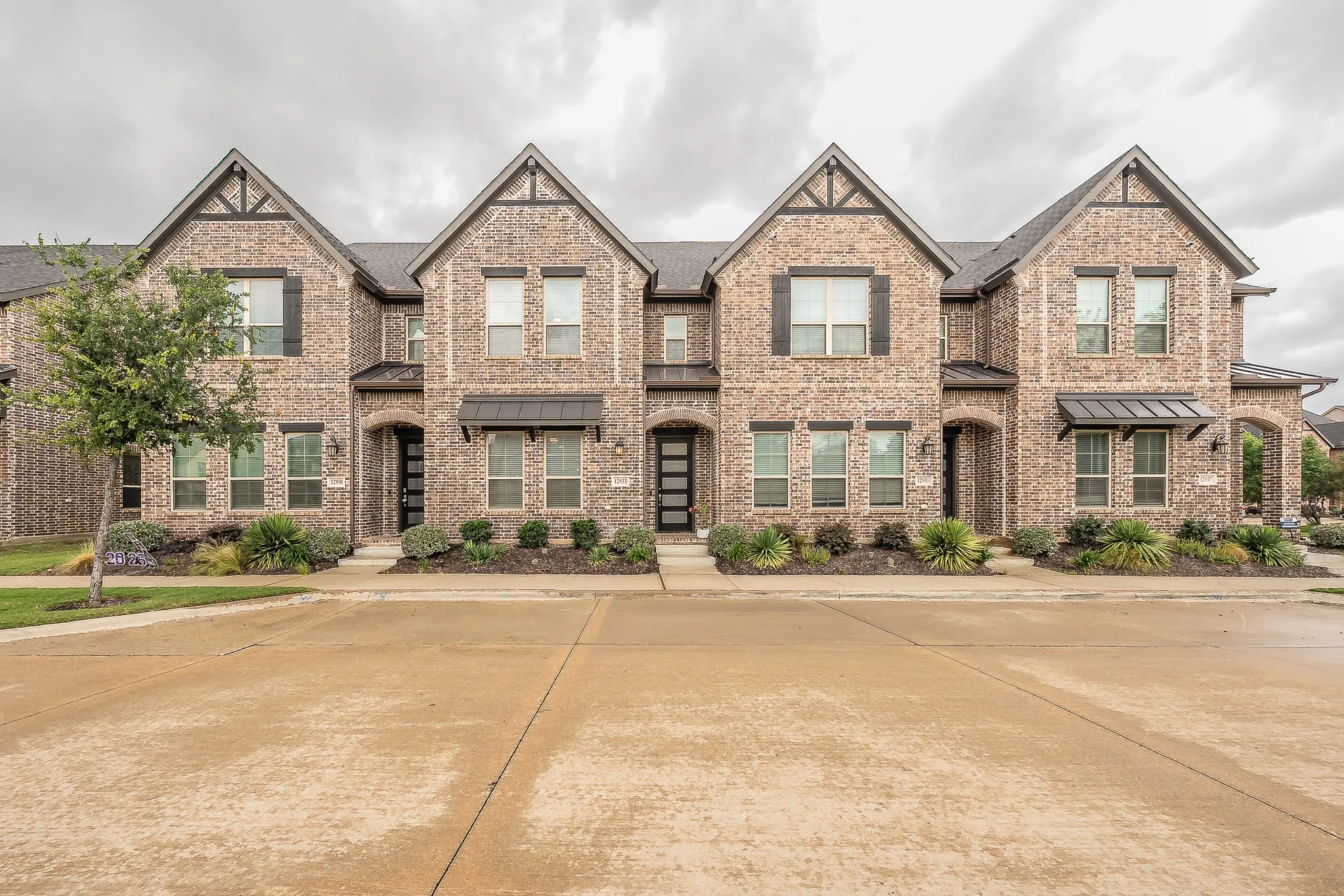 Townhouse For Rent in Dallas County , 12933 Couture Drive, Farmers Branch, Texas 75234, 3 Bedroom, 3 Bathroom, 2 Garage spaces, 1,866 Sqft, built in 2022, mls#21385386, Real Estate Agent in Farmers Branch, Homes For Rent in Dallas county, Homes For Rent in Farmers Branch, Realtor in Farmers Branch Texas, Real Estate Brokerage Independent Realty Texas, Luminita Cordes Realtor