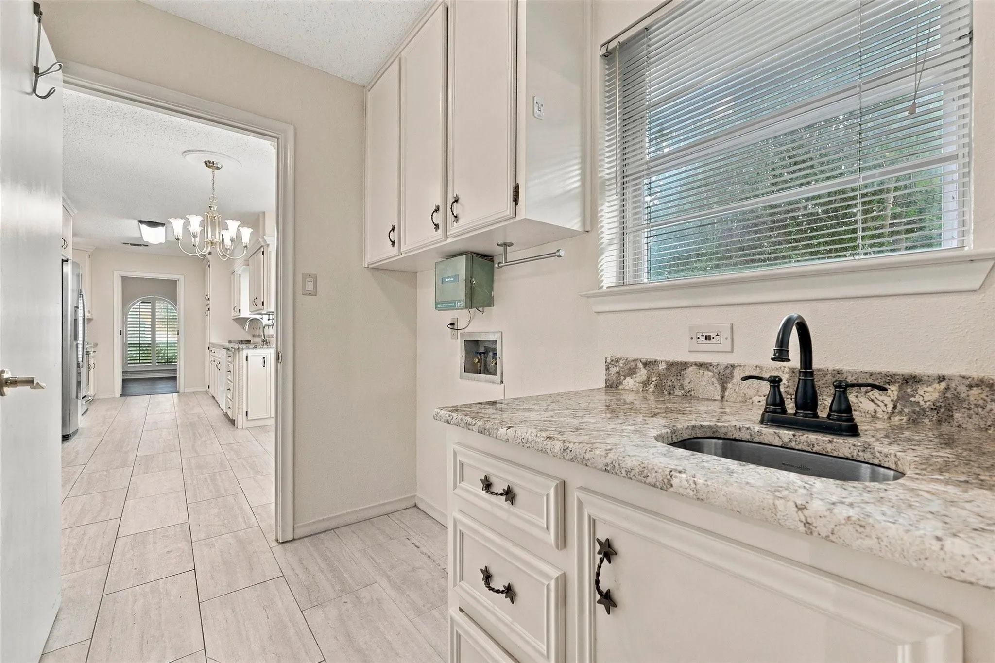 Single Family Residence For Sale in Tarrant County , 1805 Holm Oak Street, Arlington, Texas 76012, 4 Bedroom, 3 Bathroom, 2 Garage spaces, 2,300 Sqft, built in 1971, mls#21385094, Real Estate Agent in Arlington, Homes For Sale in Tarrant county, Homes For Sale in Arlington, Realtor in Arlington Texas, Real Estate Brokerage Independent Realty Texas, Luminita Cordes Realtor