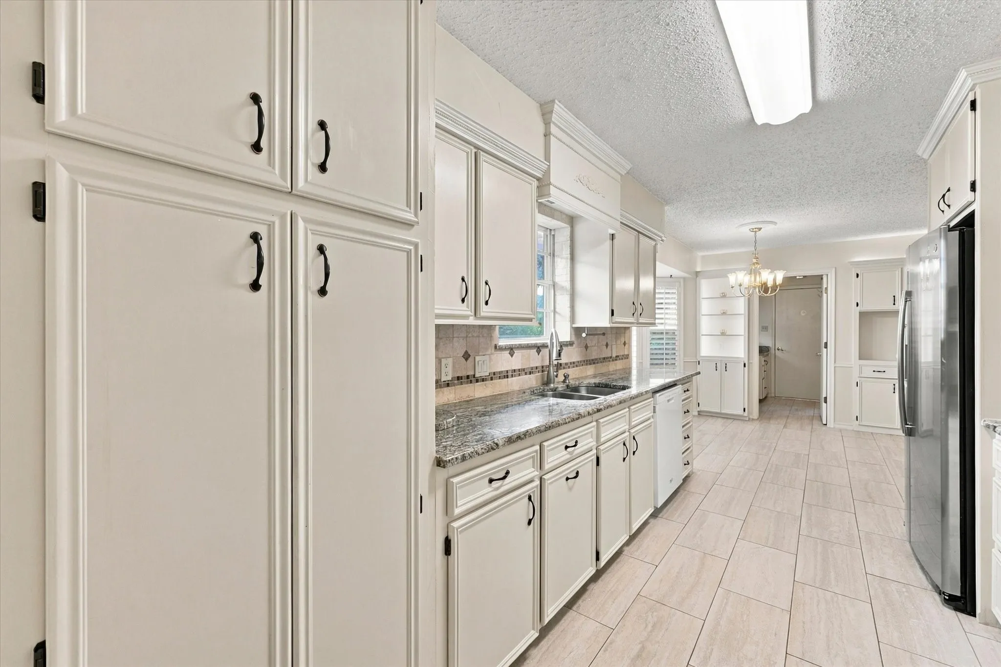 Single Family Residence For Sale in Tarrant County , 1805 Holm Oak Street, Arlington, Texas 76012, 4 Bedroom, 3 Bathroom, 2 Garage spaces, 2,300 Sqft, built in 1971, mls#21385094, Real Estate Agent in Arlington, Homes For Sale in Tarrant county, Homes For Sale in Arlington, Realtor in Arlington Texas, Real Estate Brokerage Independent Realty Texas, Luminita Cordes Realtor