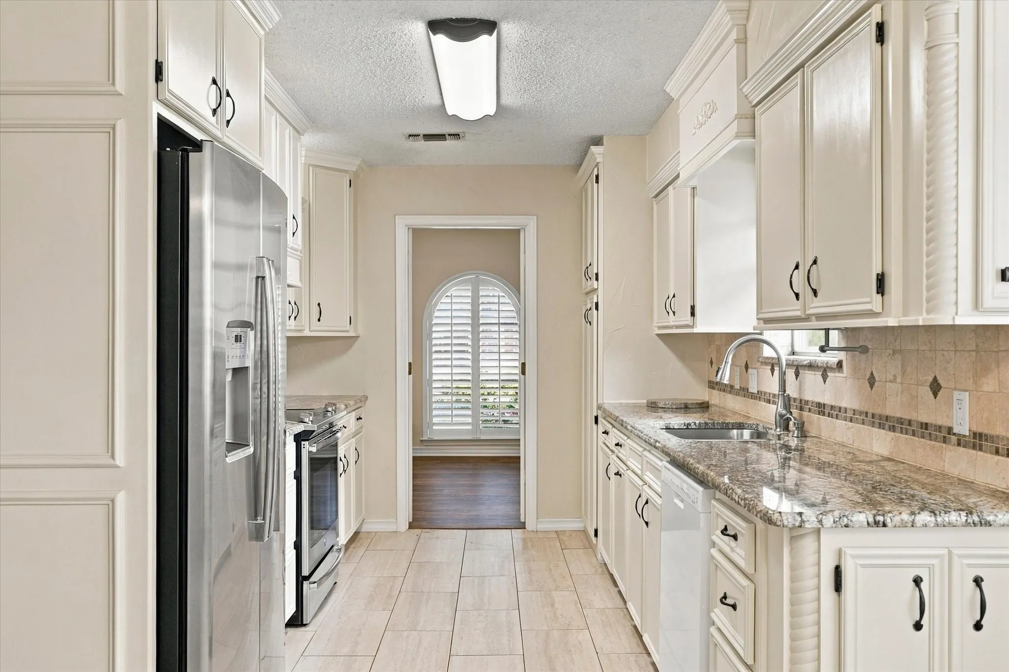 Single Family Residence For Sale in Tarrant County , 1805 Holm Oak Street, Arlington, Texas 76012, 4 Bedroom, 3 Bathroom, 2 Garage spaces, 2,300 Sqft, built in 1971, mls#21385094, Real Estate Agent in Arlington, Homes For Sale in Tarrant county, Homes For Sale in Arlington, Realtor in Arlington Texas, Real Estate Brokerage Independent Realty Texas, Luminita Cordes Realtor