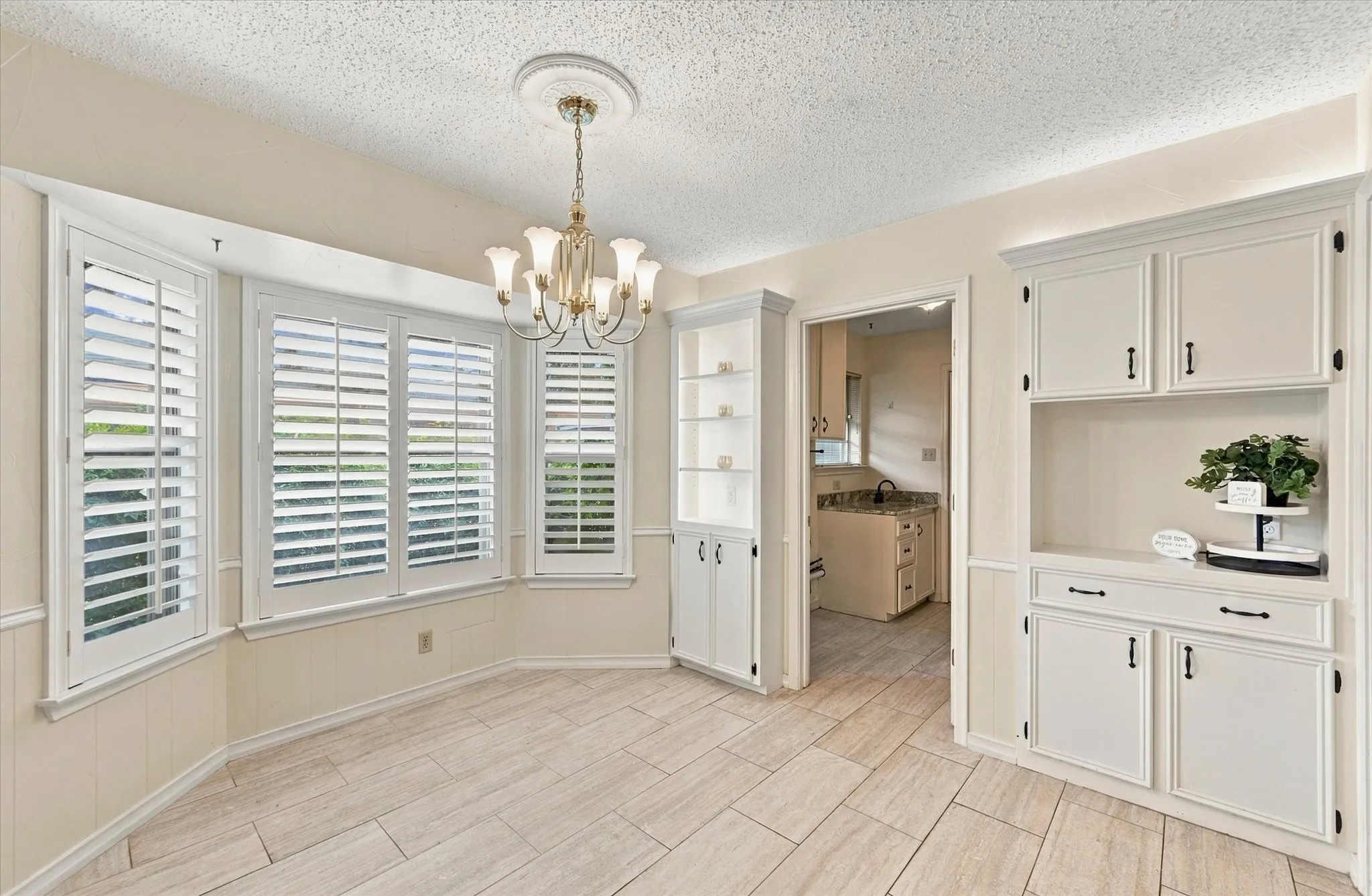 Single Family Residence For Sale in Tarrant County , 1805 Holm Oak Street, Arlington, Texas 76012, 4 Bedroom, 3 Bathroom, 2 Garage spaces, 2,300 Sqft, built in 1971, mls#21385094, Real Estate Agent in Arlington, Homes For Sale in Tarrant county, Homes For Sale in Arlington, Realtor in Arlington Texas, Real Estate Brokerage Independent Realty Texas, Luminita Cordes Realtor