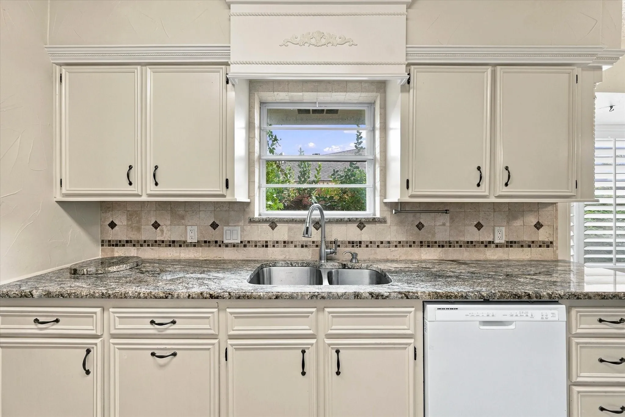 Single Family Residence For Sale in Tarrant County , 1805 Holm Oak Street, Arlington, Texas 76012, 4 Bedroom, 3 Bathroom, 2 Garage spaces, 2,300 Sqft, built in 1971, mls#21385094, Real Estate Agent in Arlington, Homes For Sale in Tarrant county, Homes For Sale in Arlington, Realtor in Arlington Texas, Real Estate Brokerage Independent Realty Texas, Luminita Cordes Realtor