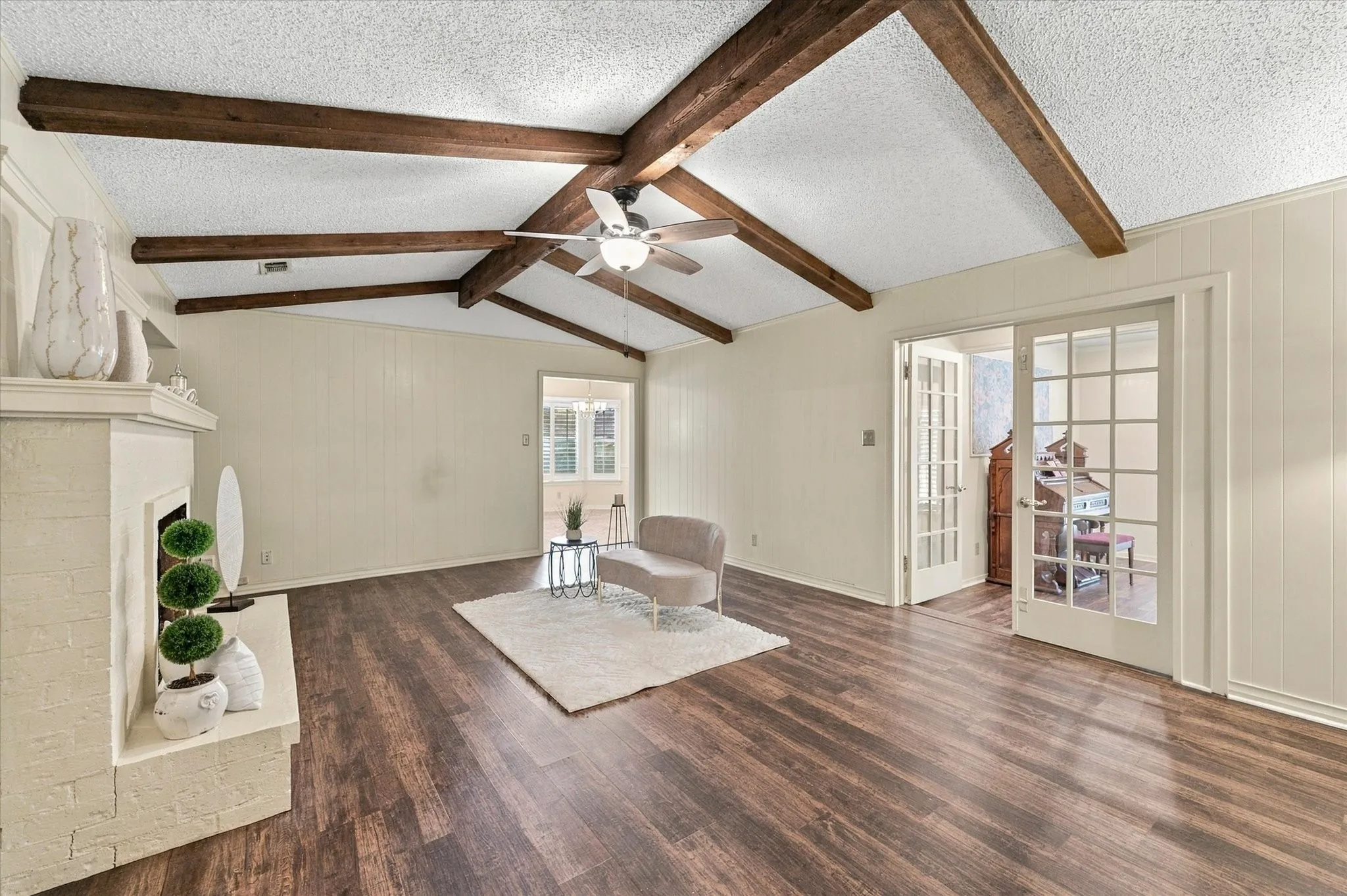 Single Family Residence For Sale in Tarrant County , 1805 Holm Oak Street, Arlington, Texas 76012, 4 Bedroom, 3 Bathroom, 2 Garage spaces, 2,300 Sqft, built in 1971, mls#21385094, Real Estate Agent in Arlington, Homes For Sale in Tarrant county, Homes For Sale in Arlington, Realtor in Arlington Texas, Real Estate Brokerage Independent Realty Texas, Luminita Cordes Realtor