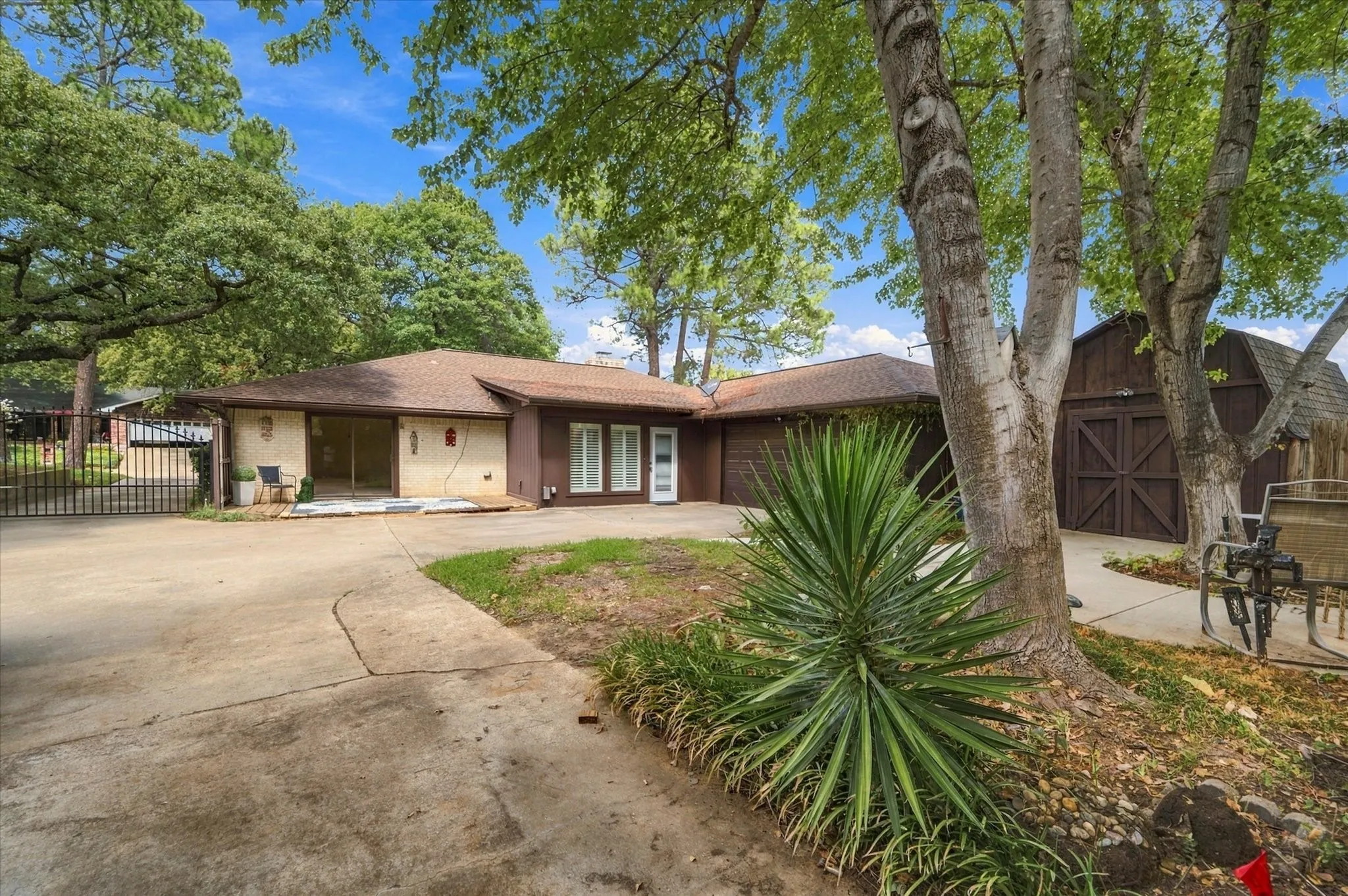Single Family Residence For Sale in Tarrant County , 1805 Holm Oak Street, Arlington, Texas 76012, 4 Bedroom, 3 Bathroom, 2 Garage spaces, 2,300 Sqft, built in 1971, mls#21385094, Real Estate Agent in Arlington, Homes For Sale in Tarrant county, Homes For Sale in Arlington, Realtor in Arlington Texas, Real Estate Brokerage Independent Realty Texas, Luminita Cordes Realtor