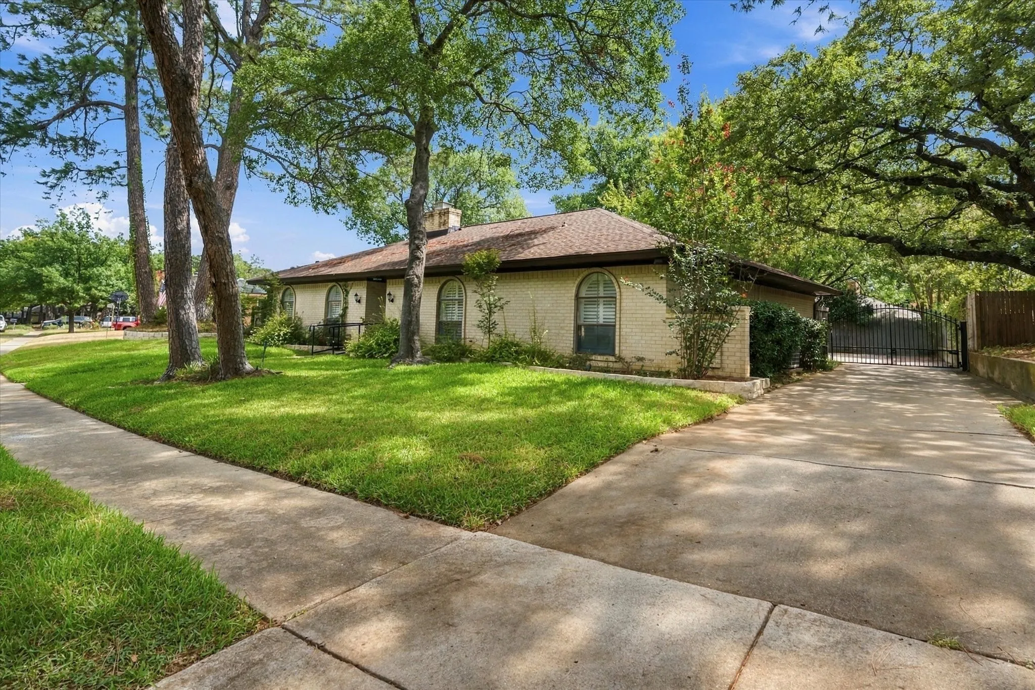 Single Family Residence For Sale in Tarrant County , 1805 Holm Oak Street, Arlington, Texas 76012, 4 Bedroom, 3 Bathroom, 2 Garage spaces, 2,300 Sqft, built in 1971, mls#21385094, Real Estate Agent in Arlington, Homes For Sale in Tarrant county, Homes For Sale in Arlington, Realtor in Arlington Texas, Real Estate Brokerage Independent Realty Texas, Luminita Cordes Realtor