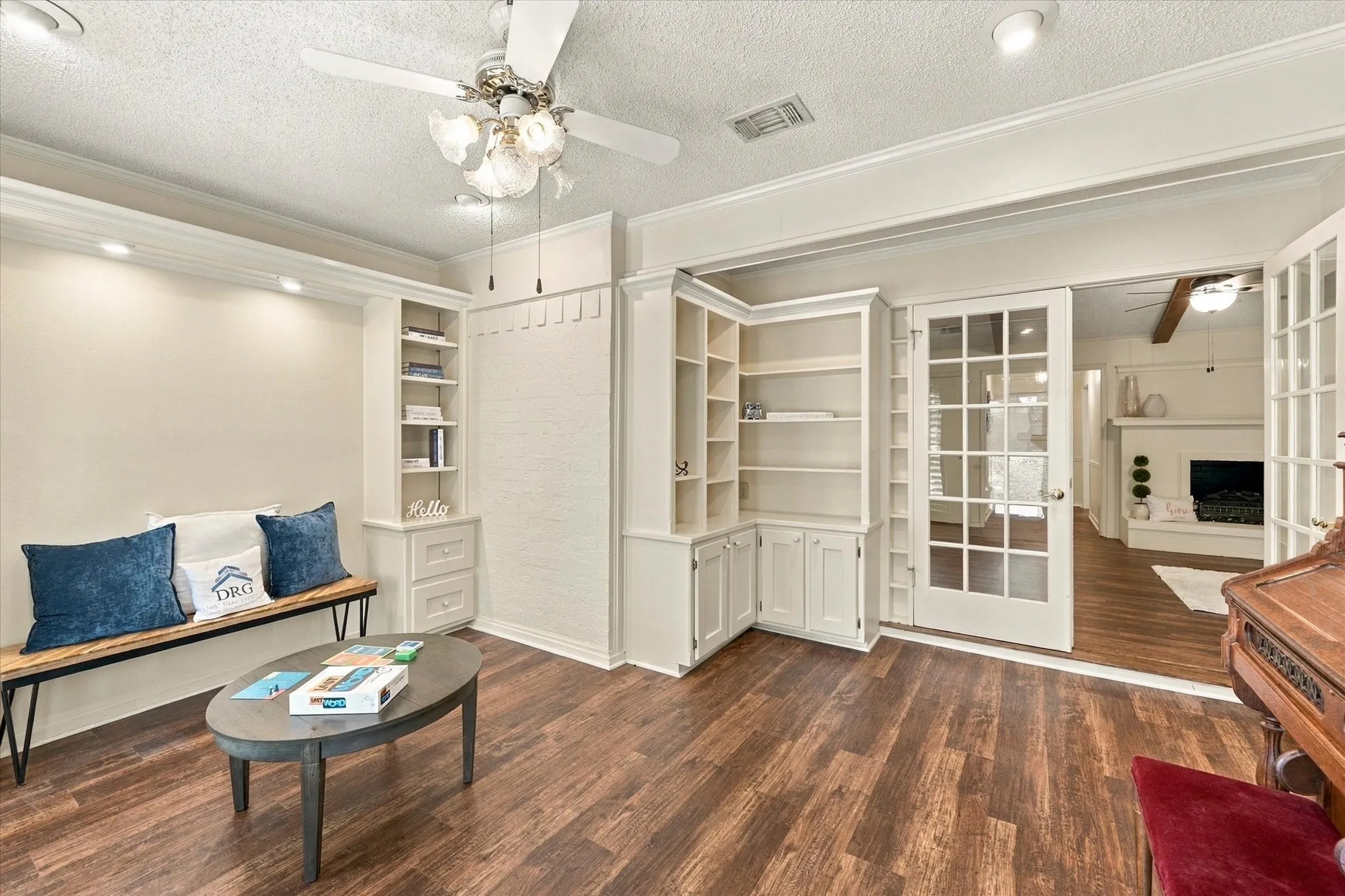 Single Family Residence For Sale in Tarrant County , 1805 Holm Oak Street, Arlington, Texas 76012, 4 Bedroom, 3 Bathroom, 2 Garage spaces, 2,300 Sqft, built in 1971, mls#21385094, Real Estate Agent in Arlington, Homes For Sale in Tarrant county, Homes For Sale in Arlington, Realtor in Arlington Texas, Real Estate Brokerage Independent Realty Texas, Luminita Cordes Realtor