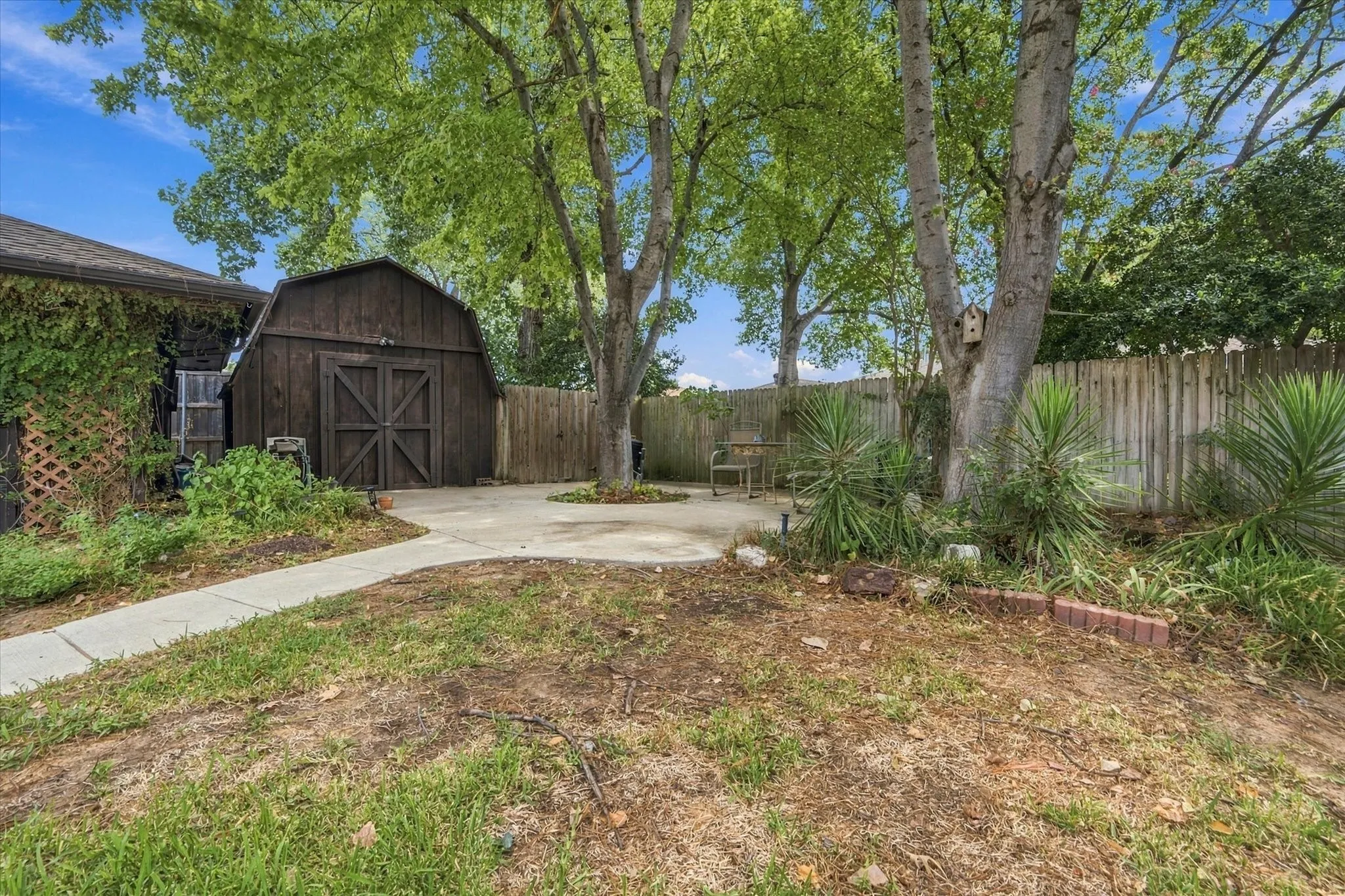 Single Family Residence For Sale in Tarrant County , 1805 Holm Oak Street, Arlington, Texas 76012, 4 Bedroom, 3 Bathroom, 2 Garage spaces, 2,300 Sqft, built in 1971, mls#21385094, Real Estate Agent in Arlington, Homes For Sale in Tarrant county, Homes For Sale in Arlington, Realtor in Arlington Texas, Real Estate Brokerage Independent Realty Texas, Luminita Cordes Realtor