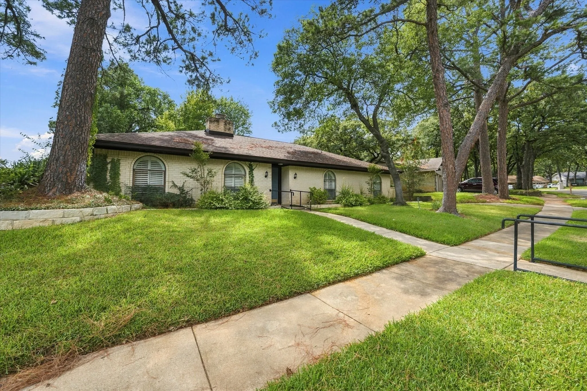 Single Family Residence For Sale in Tarrant County , 1805 Holm Oak Street, Arlington, Texas 76012, 4 Bedroom, 3 Bathroom, 2 Garage spaces, 2,300 Sqft, built in 1971, mls#21385094, Real Estate Agent in Arlington, Homes For Sale in Tarrant county, Homes For Sale in Arlington, Realtor in Arlington Texas, Real Estate Brokerage Independent Realty Texas, Luminita Cordes Realtor