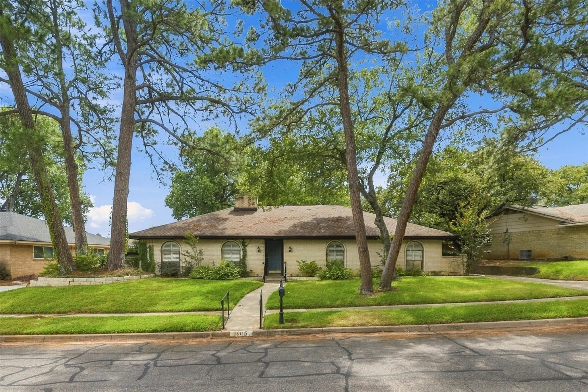 Single Family Residence For Sale in Tarrant County , 1805 Holm Oak Street, Arlington, Texas 76012, 4 Bedroom, 3 Bathroom, 2 Garage spaces, 2,300 Sqft, built in 1971, mls#21385094, Real Estate Agent in Arlington, Homes For Sale in Tarrant county, Homes For Sale in Arlington, Realtor in Arlington Texas, Real Estate Brokerage Independent Realty Texas, Luminita Cordes Realtor