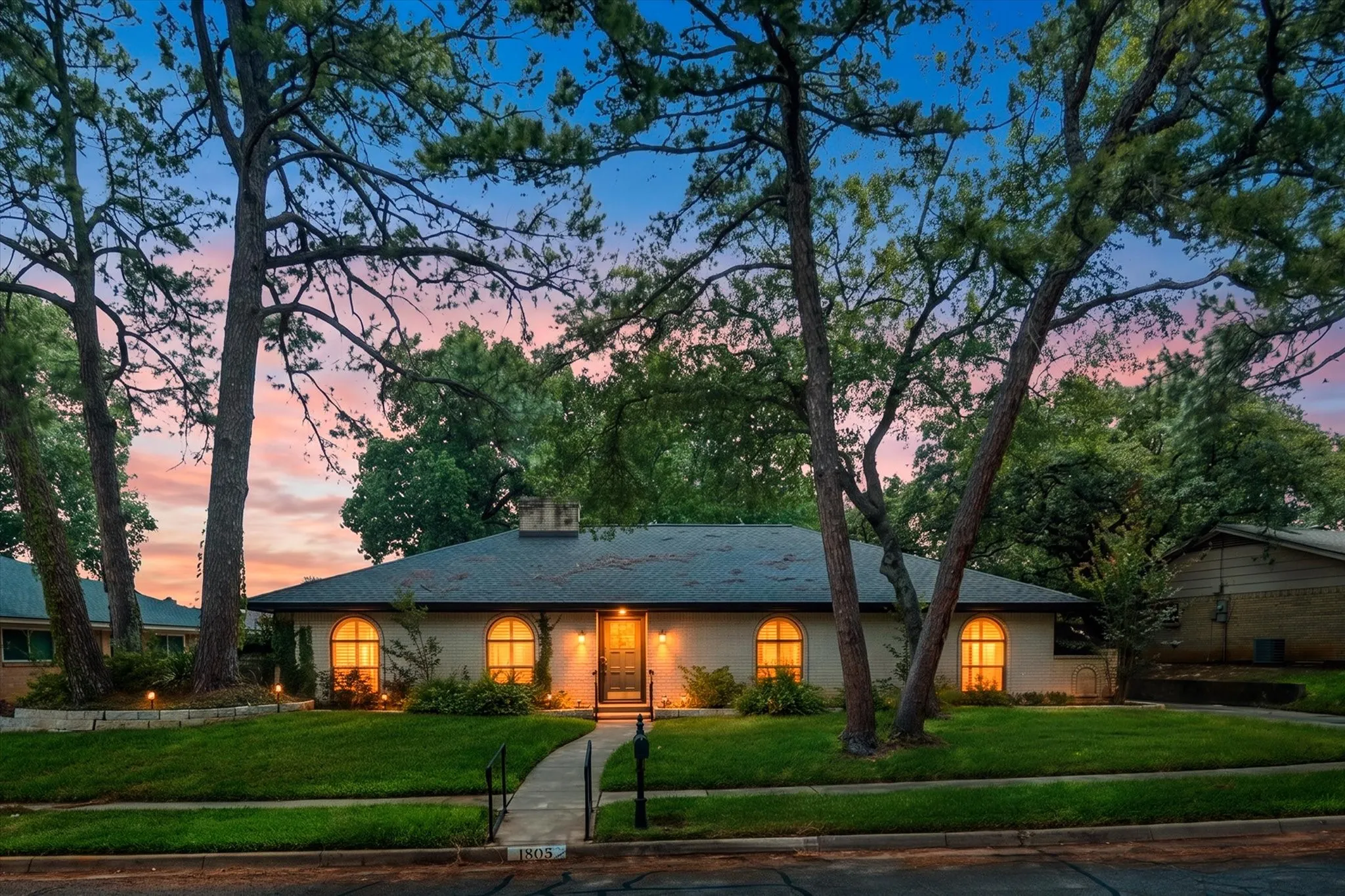 Single Family Residence For Sale in Tarrant County , 1805 Holm Oak Street, Arlington, Texas 76012, 4 Bedroom, 3 Bathroom, 2 Garage spaces, 2,300 Sqft, built in 1971, mls#21385094, Real Estate Agent in Arlington, Homes For Sale in Tarrant county, Homes For Sale in Arlington, Realtor in Arlington Texas, Real Estate Brokerage Independent Realty Texas, Luminita Cordes Realtor