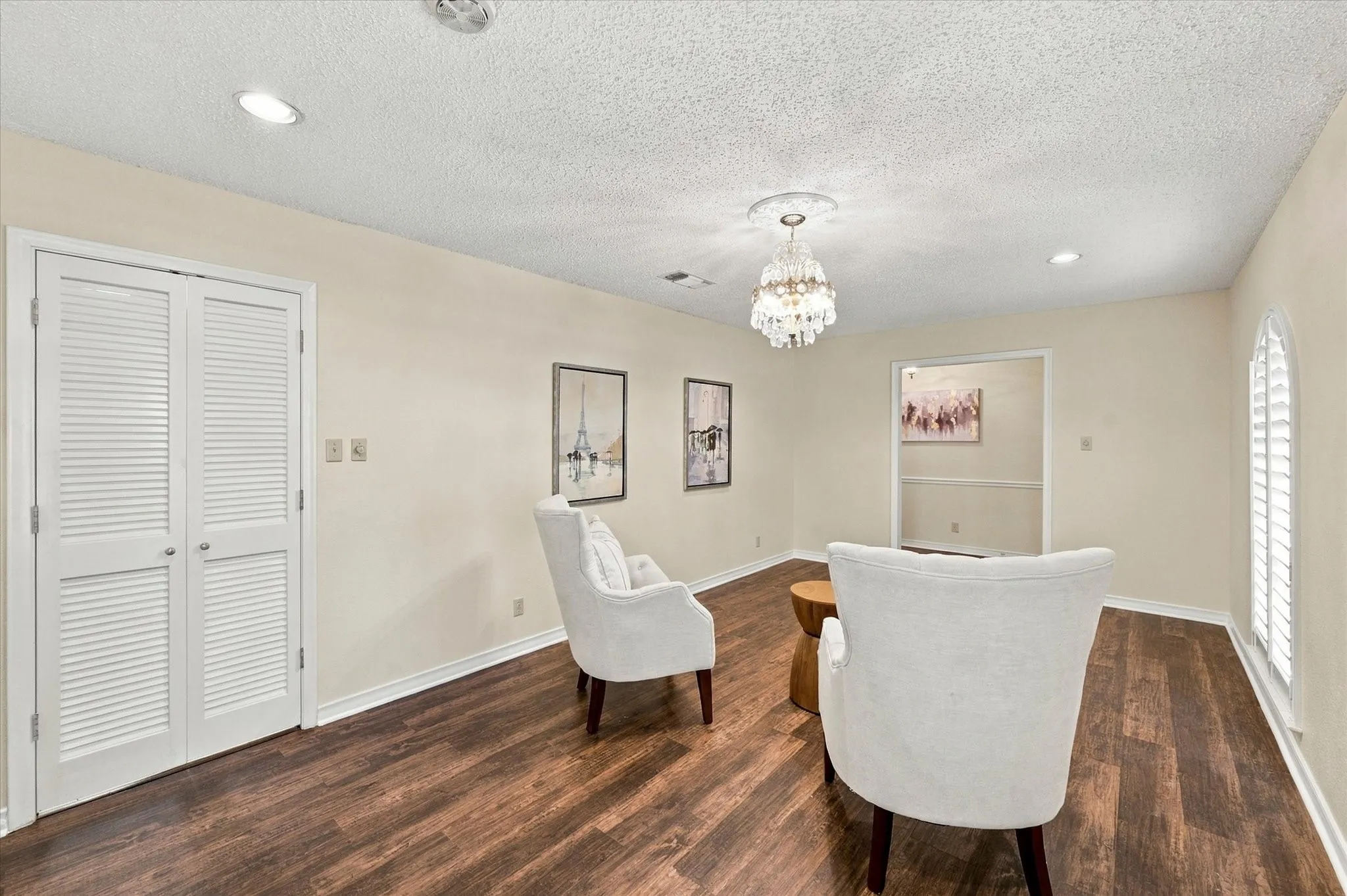 Single Family Residence For Sale in Tarrant County , 1805 Holm Oak Street, Arlington, Texas 76012, 4 Bedroom, 3 Bathroom, 2 Garage spaces, 2,300 Sqft, built in 1971, mls#21385094, Real Estate Agent in Arlington, Homes For Sale in Tarrant county, Homes For Sale in Arlington, Realtor in Arlington Texas, Real Estate Brokerage Independent Realty Texas, Luminita Cordes Realtor