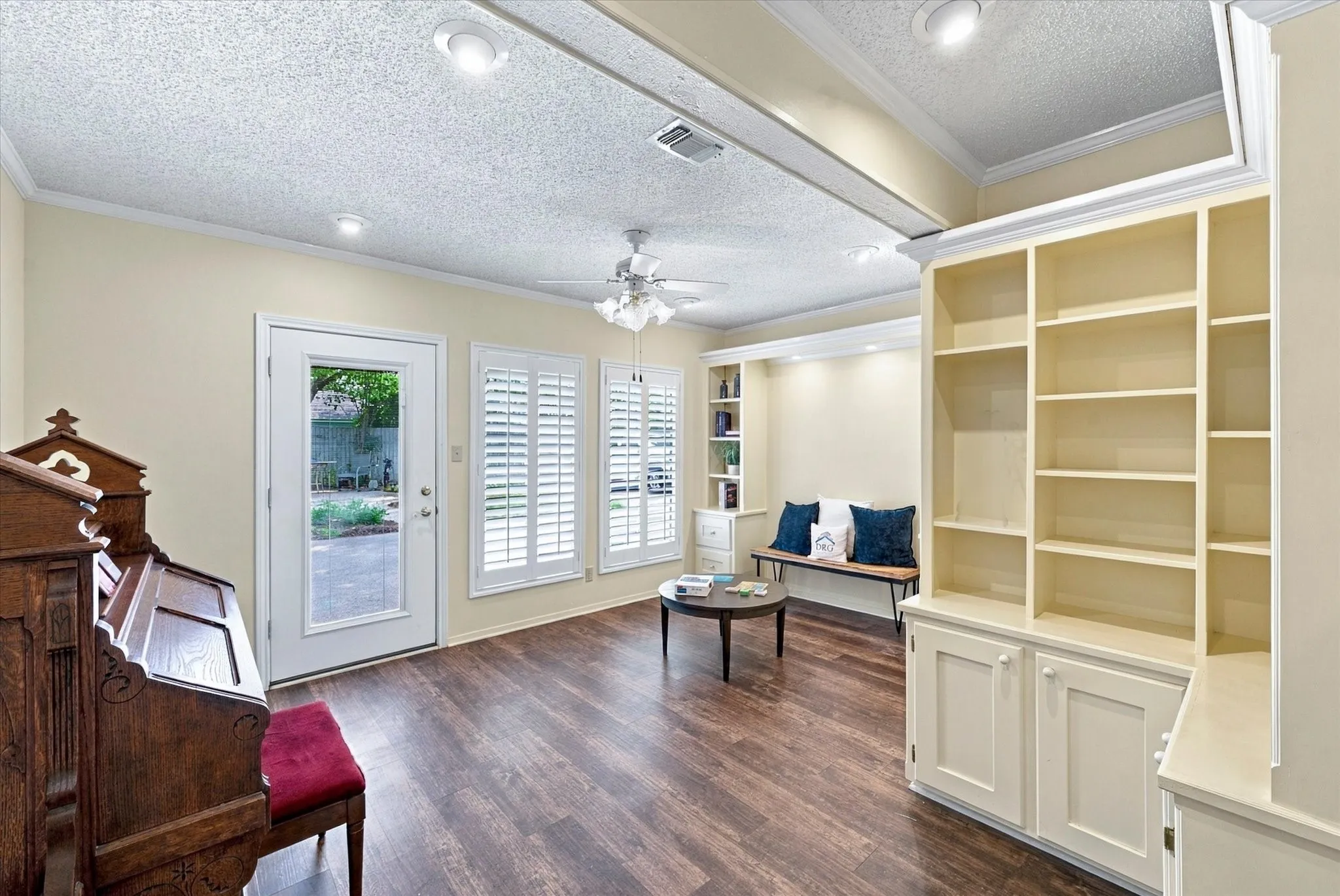 Single Family Residence For Sale in Tarrant County , 1805 Holm Oak Street, Arlington, Texas 76012, 4 Bedroom, 3 Bathroom, 2 Garage spaces, 2,300 Sqft, built in 1971, mls#21385094, Real Estate Agent in Arlington, Homes For Sale in Tarrant county, Homes For Sale in Arlington, Realtor in Arlington Texas, Real Estate Brokerage Independent Realty Texas, Luminita Cordes Realtor