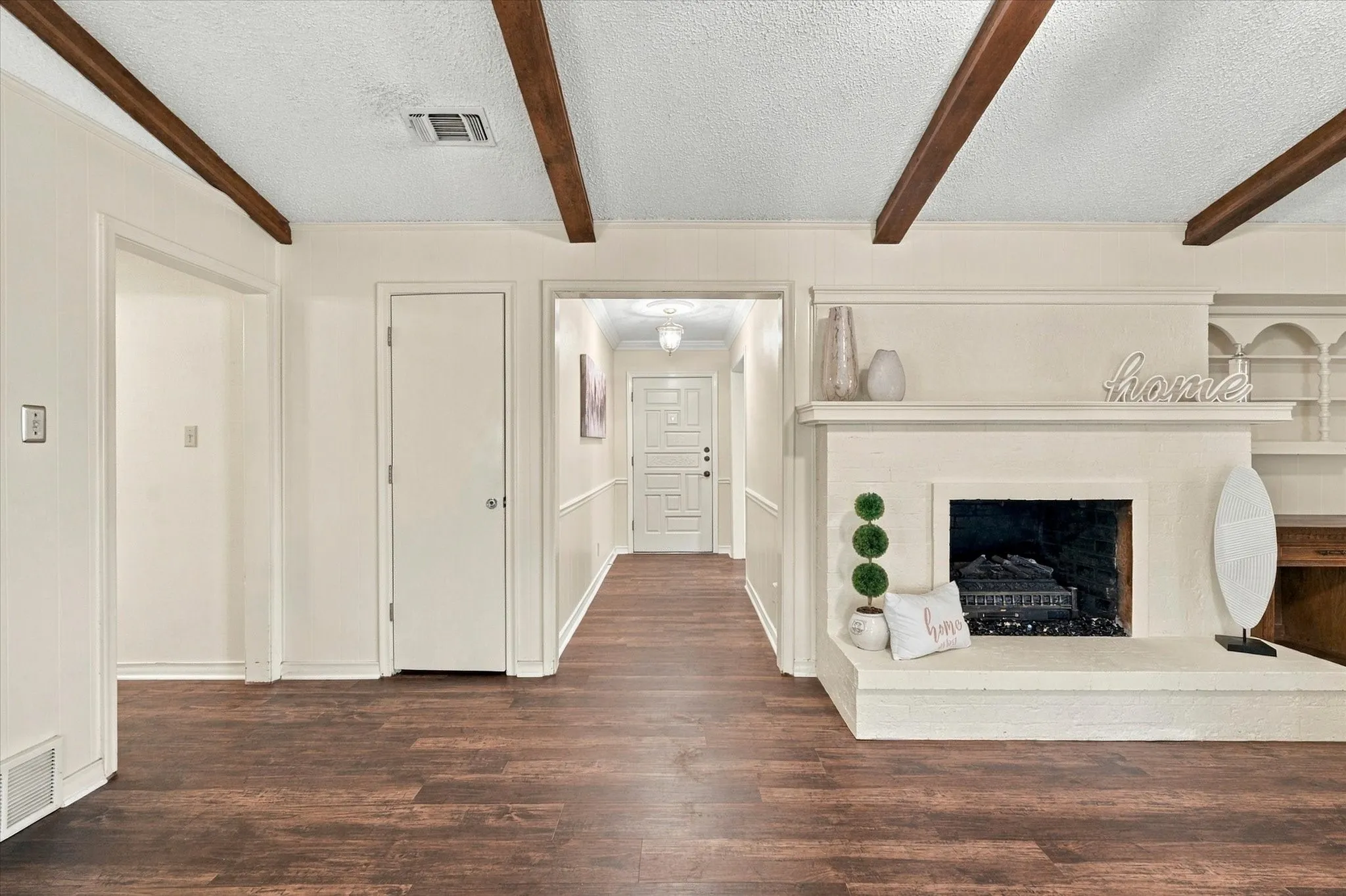 Single Family Residence For Sale in Tarrant County , 1805 Holm Oak Street, Arlington, Texas 76012, 4 Bedroom, 3 Bathroom, 2 Garage spaces, 2,300 Sqft, built in 1971, mls#21385094, Real Estate Agent in Arlington, Homes For Sale in Tarrant county, Homes For Sale in Arlington, Realtor in Arlington Texas, Real Estate Brokerage Independent Realty Texas, Luminita Cordes Realtor