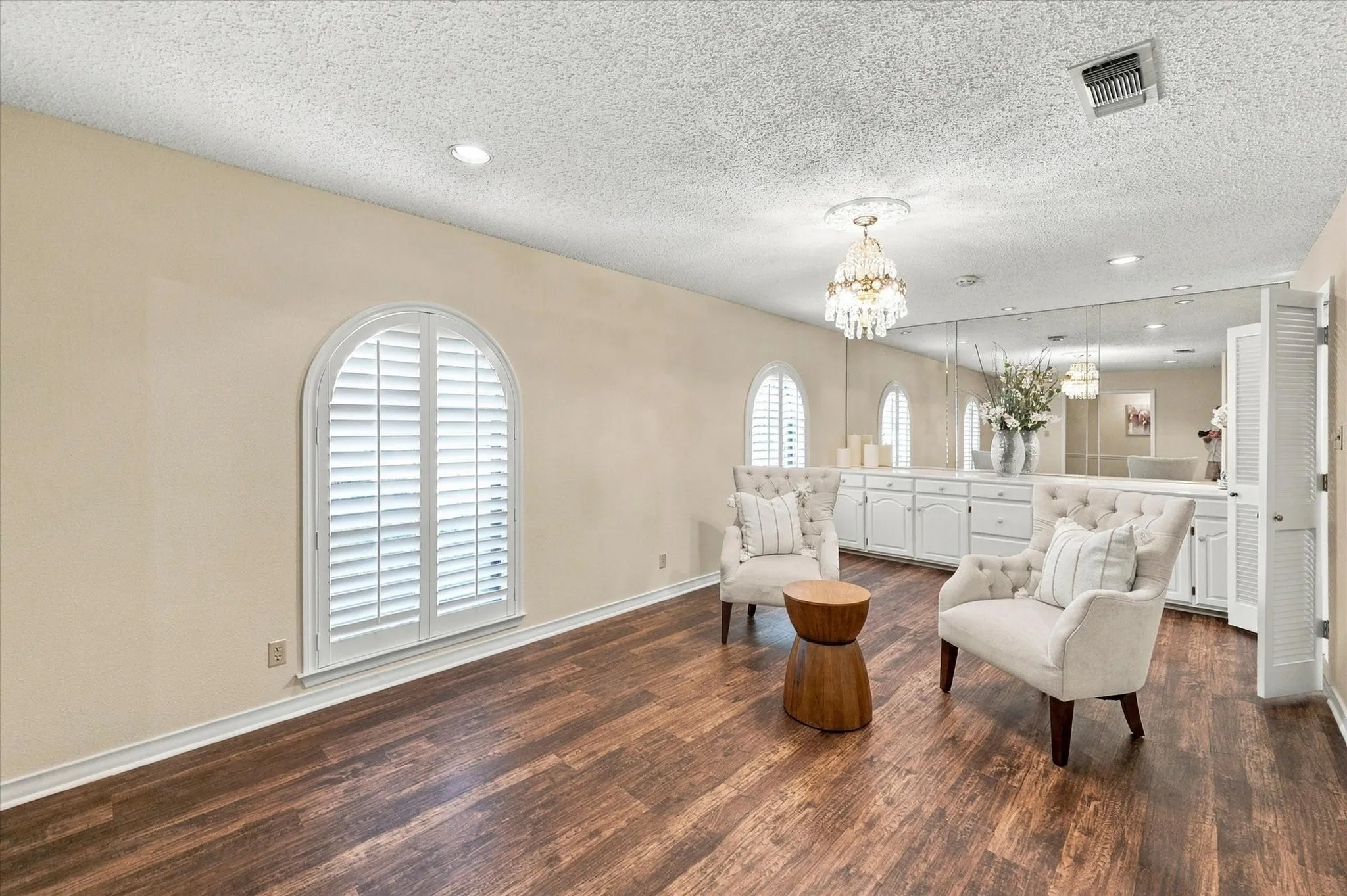 Single Family Residence For Sale in Tarrant County , 1805 Holm Oak Street, Arlington, Texas 76012, 4 Bedroom, 3 Bathroom, 2 Garage spaces, 2,300 Sqft, built in 1971, mls#21385094, Real Estate Agent in Arlington, Homes For Sale in Tarrant county, Homes For Sale in Arlington, Realtor in Arlington Texas, Real Estate Brokerage Independent Realty Texas, Luminita Cordes Realtor