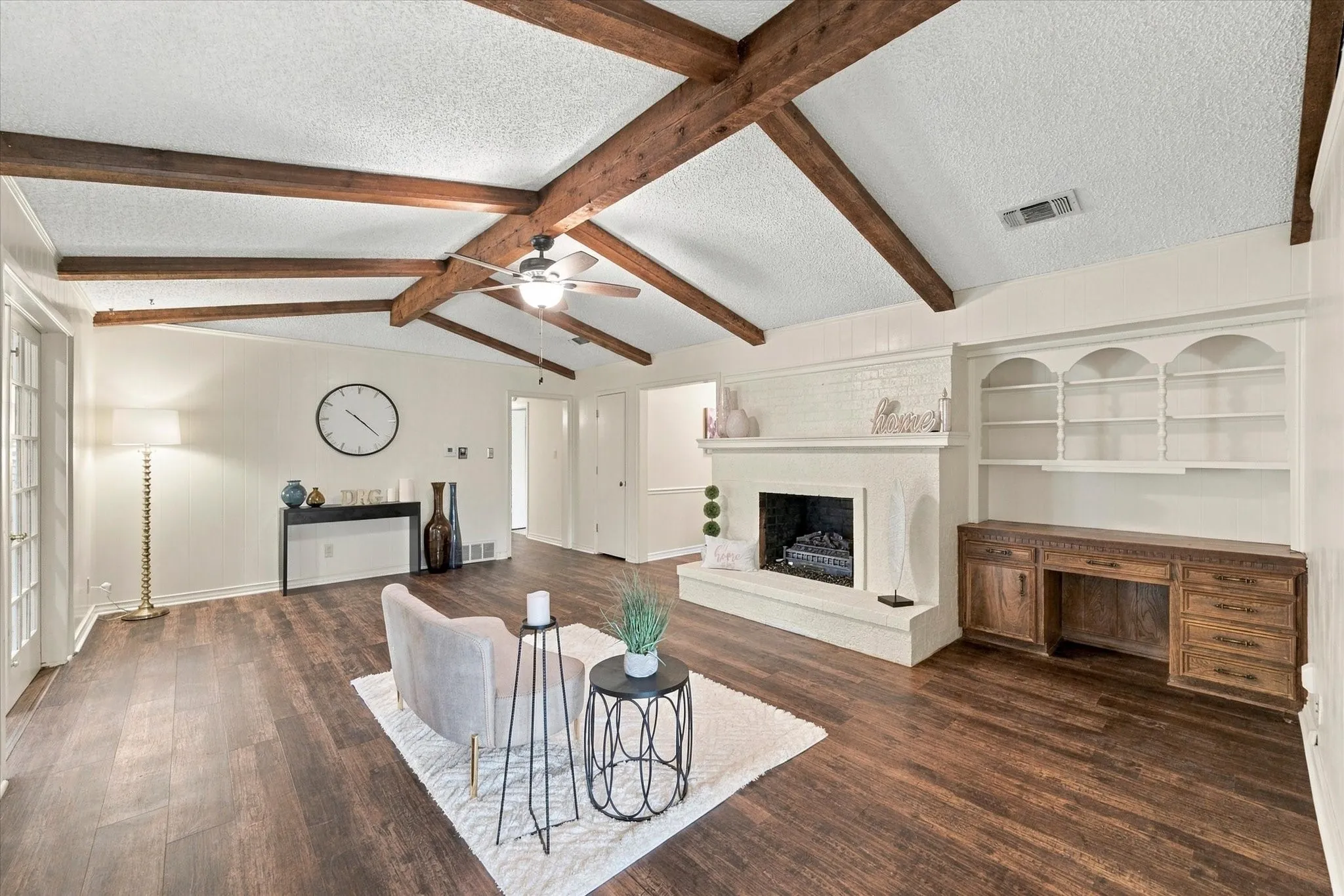 Single Family Residence For Sale in Tarrant County , 1805 Holm Oak Street, Arlington, Texas 76012, 4 Bedroom, 3 Bathroom, 2 Garage spaces, 2,300 Sqft, built in 1971, mls#21385094, Real Estate Agent in Arlington, Homes For Sale in Tarrant county, Homes For Sale in Arlington, Realtor in Arlington Texas, Real Estate Brokerage Independent Realty Texas, Luminita Cordes Realtor