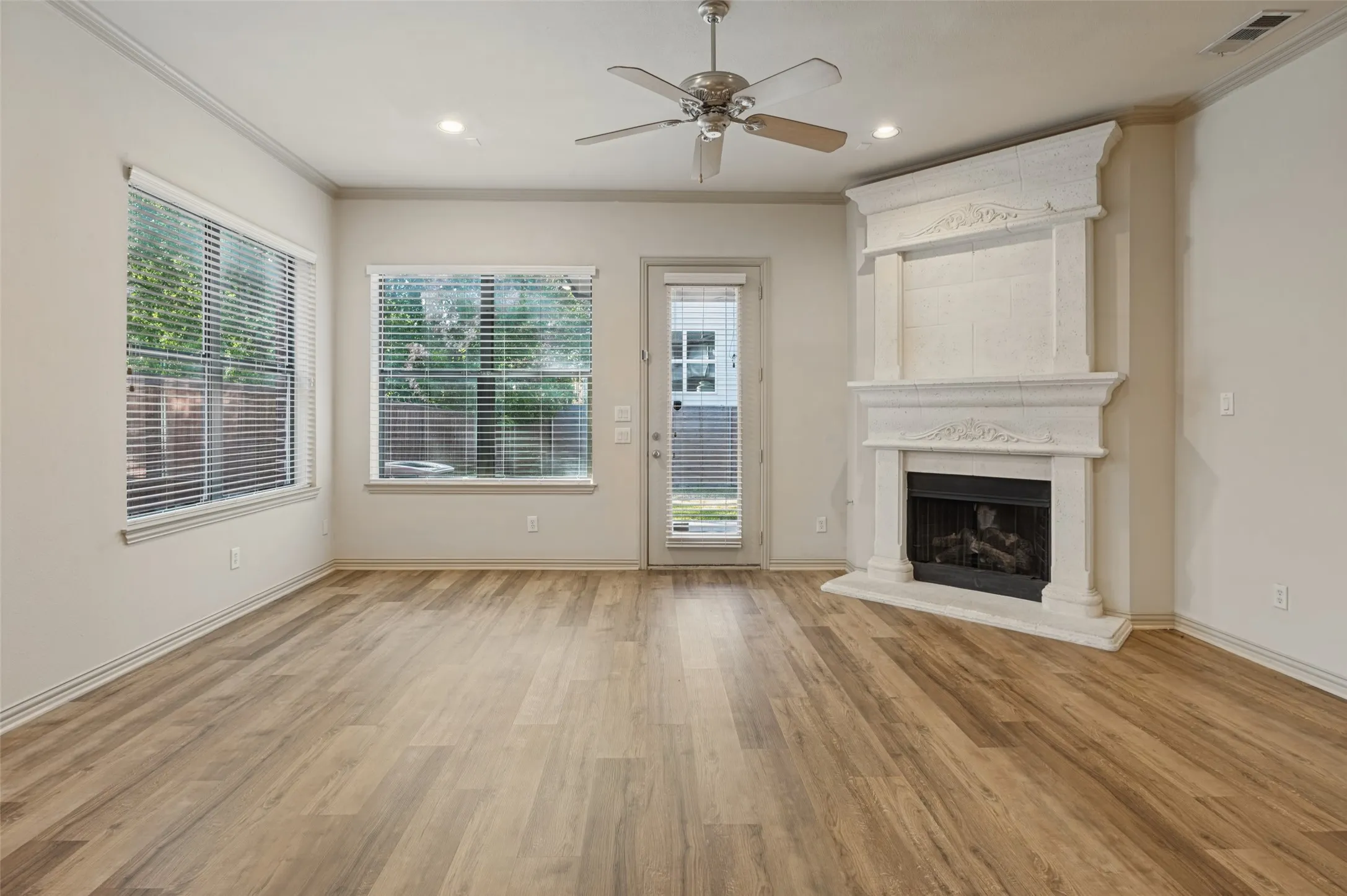 Duplex For Rent in Dallas County , 5930 Lewis Street, Dallas, Texas 75206, 3 Bedroom, 3 Bathroom, 2 Garage spaces, 2,341 Sqft, built in 2006, mls#21382548, Real Estate Agent in Dallas, Homes For Rent in Dallas county, Homes For Rent in Dallas, Realtor in Dallas Texas, Real Estate Brokerage Independent Realty Texas, Luminita Cordes Realtor