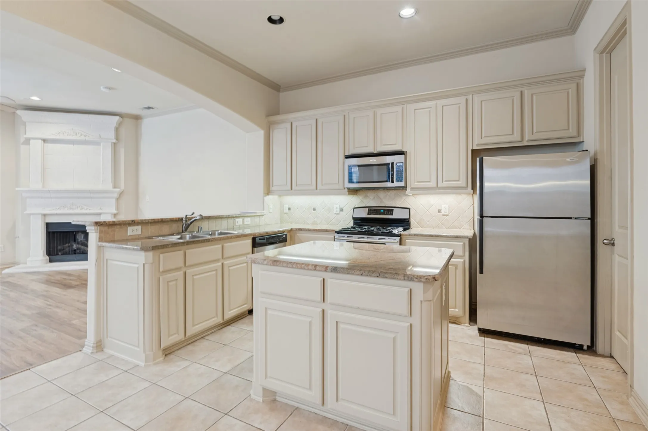Duplex For Rent in Dallas County , 5930 Lewis Street, Dallas, Texas 75206, 3 Bedroom, 3 Bathroom, 2 Garage spaces, 2,341 Sqft, built in 2006, mls#21382548, Real Estate Agent in Dallas, Homes For Rent in Dallas county, Homes For Rent in Dallas, Realtor in Dallas Texas, Real Estate Brokerage Independent Realty Texas, Luminita Cordes Realtor