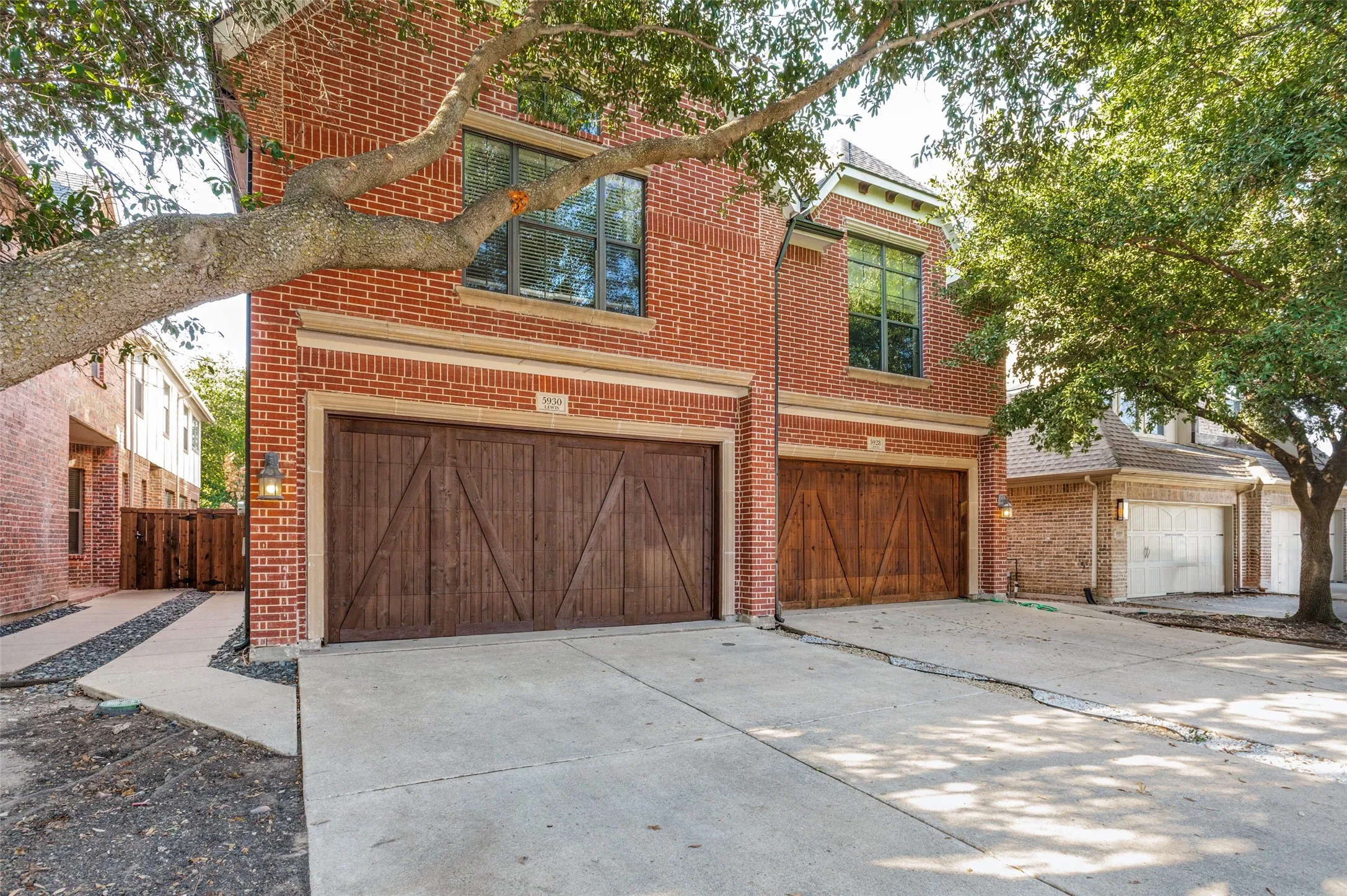 Duplex For Rent in Dallas County , 5930 Lewis Street, Dallas, Texas 75206, 3 Bedroom, 3 Bathroom, 2 Garage spaces, 2,341 Sqft, built in 2006, mls#21382548, Real Estate Agent in Dallas, Homes For Rent in Dallas county, Homes For Rent in Dallas, Realtor in Dallas Texas, Real Estate Brokerage Independent Realty Texas, Luminita Cordes Realtor