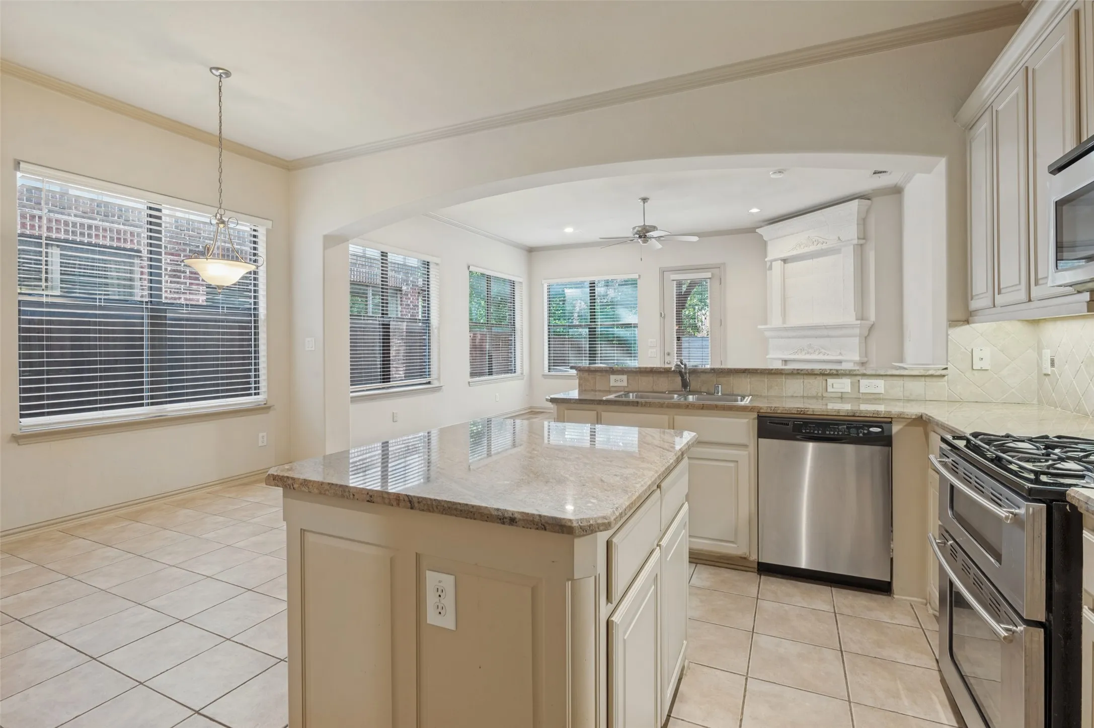 Duplex For Rent in Dallas County , 5930 Lewis Street, Dallas, Texas 75206, 3 Bedroom, 3 Bathroom, 2 Garage spaces, 2,341 Sqft, built in 2006, mls#21382548, Real Estate Agent in Dallas, Homes For Rent in Dallas county, Homes For Rent in Dallas, Realtor in Dallas Texas, Real Estate Brokerage Independent Realty Texas, Luminita Cordes Realtor