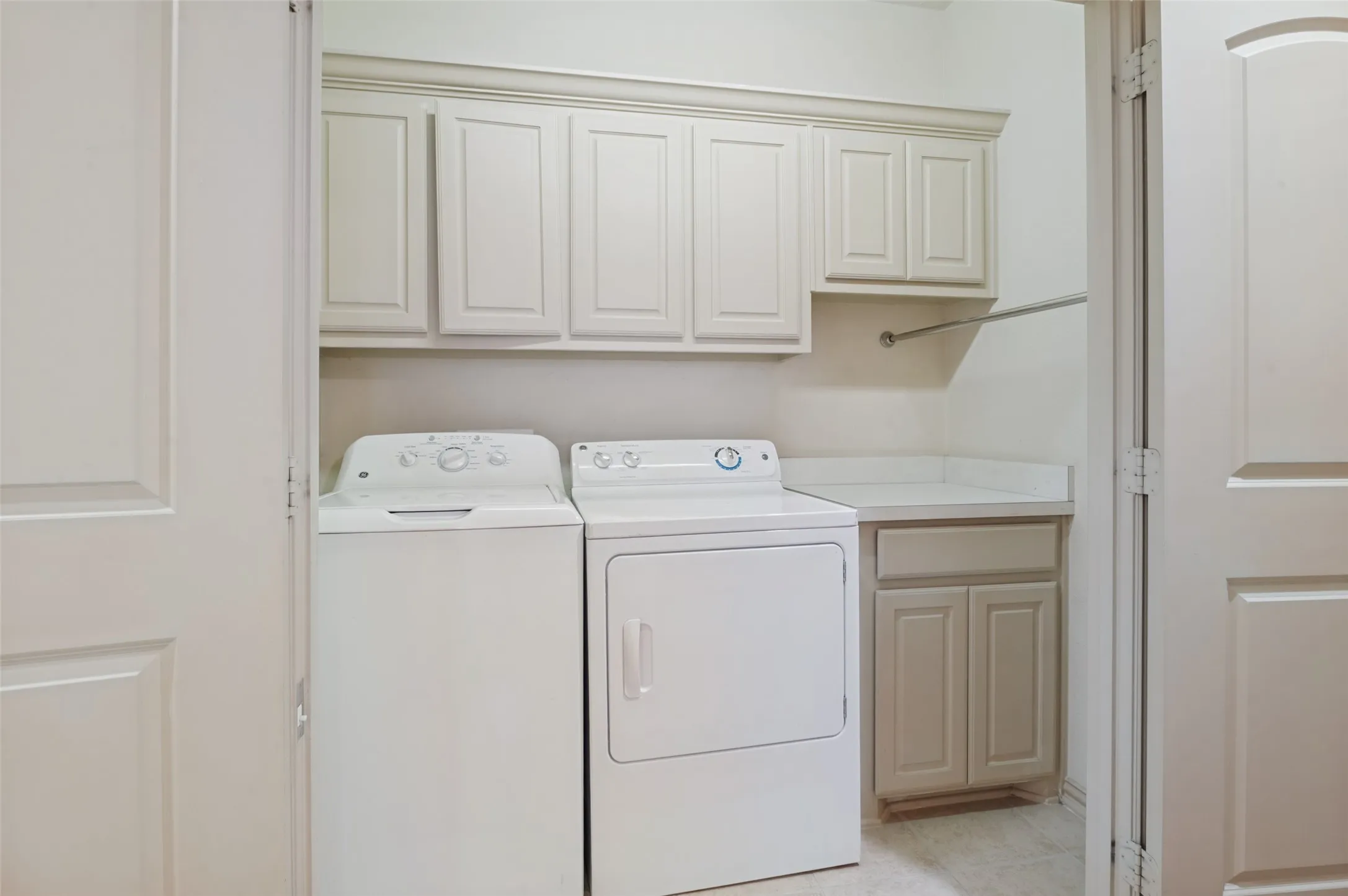 Duplex For Rent in Dallas County , 5930 Lewis Street, Dallas, Texas 75206, 3 Bedroom, 3 Bathroom, 2 Garage spaces, 2,341 Sqft, built in 2006, mls#21382548, Real Estate Agent in Dallas, Homes For Rent in Dallas county, Homes For Rent in Dallas, Realtor in Dallas Texas, Real Estate Brokerage Independent Realty Texas, Luminita Cordes Realtor