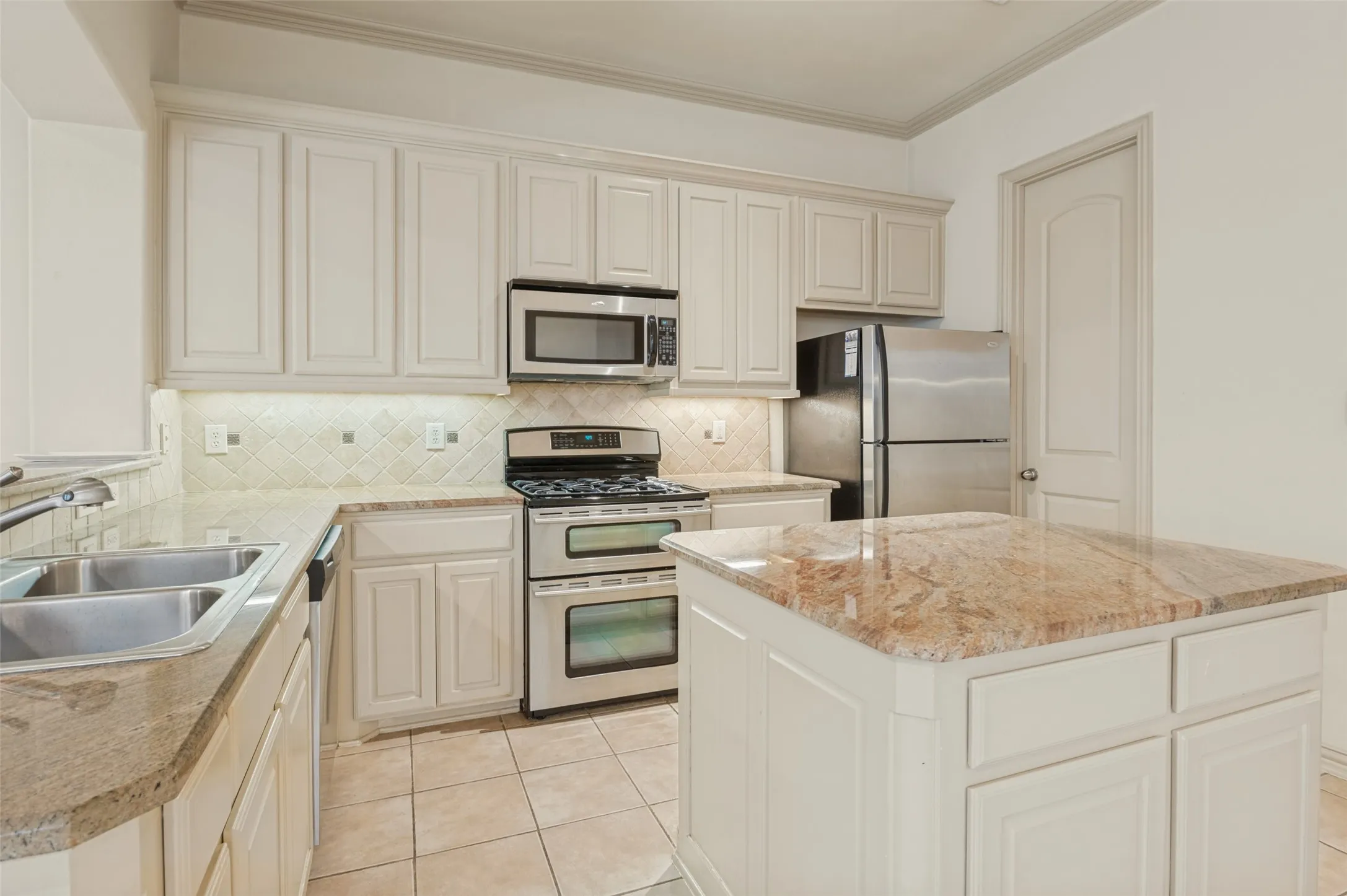Duplex For Rent in Dallas County , 5930 Lewis Street, Dallas, Texas 75206, 3 Bedroom, 3 Bathroom, 2 Garage spaces, 2,341 Sqft, built in 2006, mls#21382548, Real Estate Agent in Dallas, Homes For Rent in Dallas county, Homes For Rent in Dallas, Realtor in Dallas Texas, Real Estate Brokerage Independent Realty Texas, Luminita Cordes Realtor