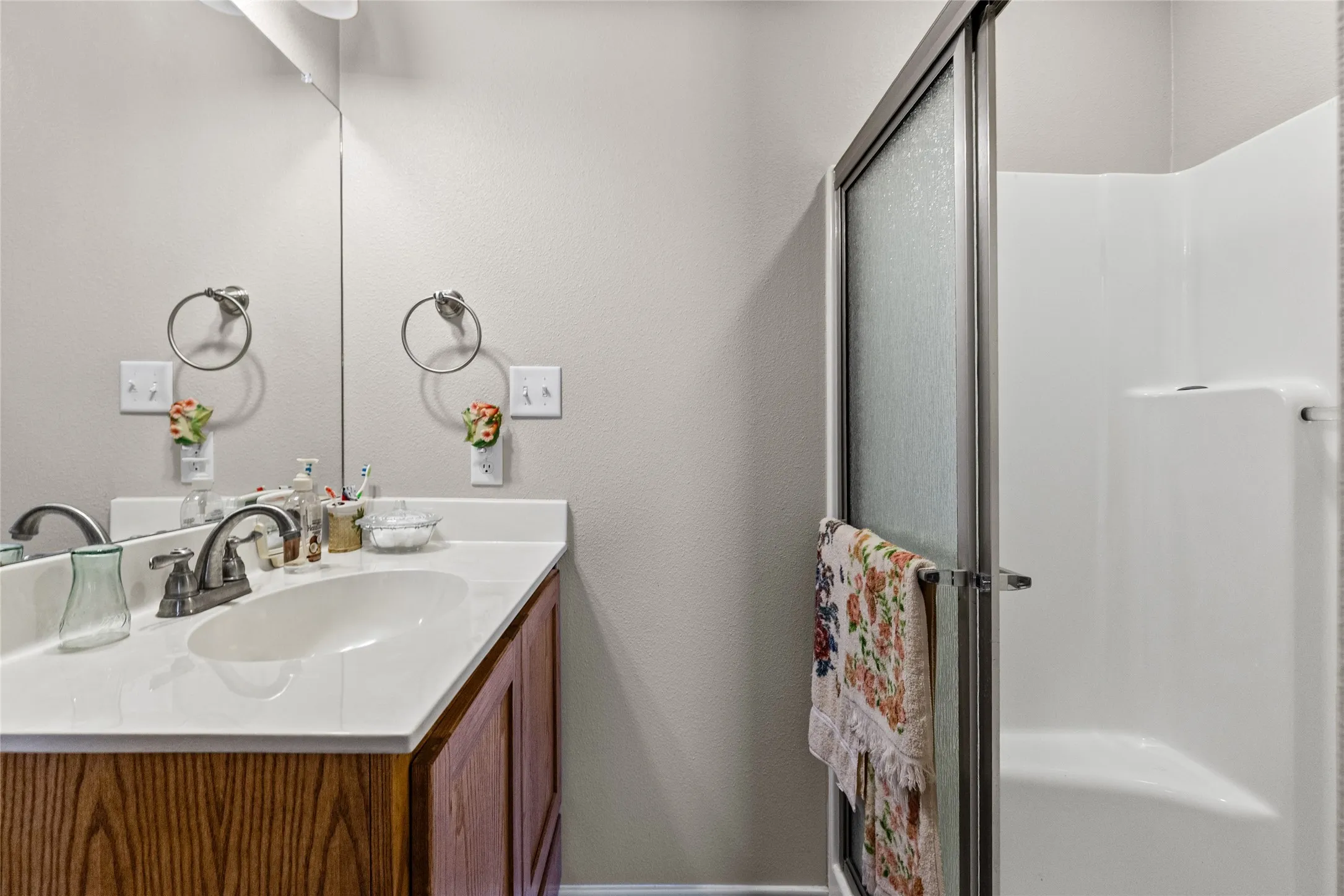 Farm For Sale in Hunt County , 7959 County Road 4823, Wolfe City, Texas 75496, 2 Bedroom, 2 Bathroom, Garage spaces, 1,200 Sqft, built in 2014, mls#21385401, Real Estate Agent in Wolfe City, Homes For Sale in Hunt county, Homes For Sale in Wolfe City, Realtor in Wolfe City Texas, Real Estate Brokerage Independent Realty Texas, Luminita Cordes Realtor