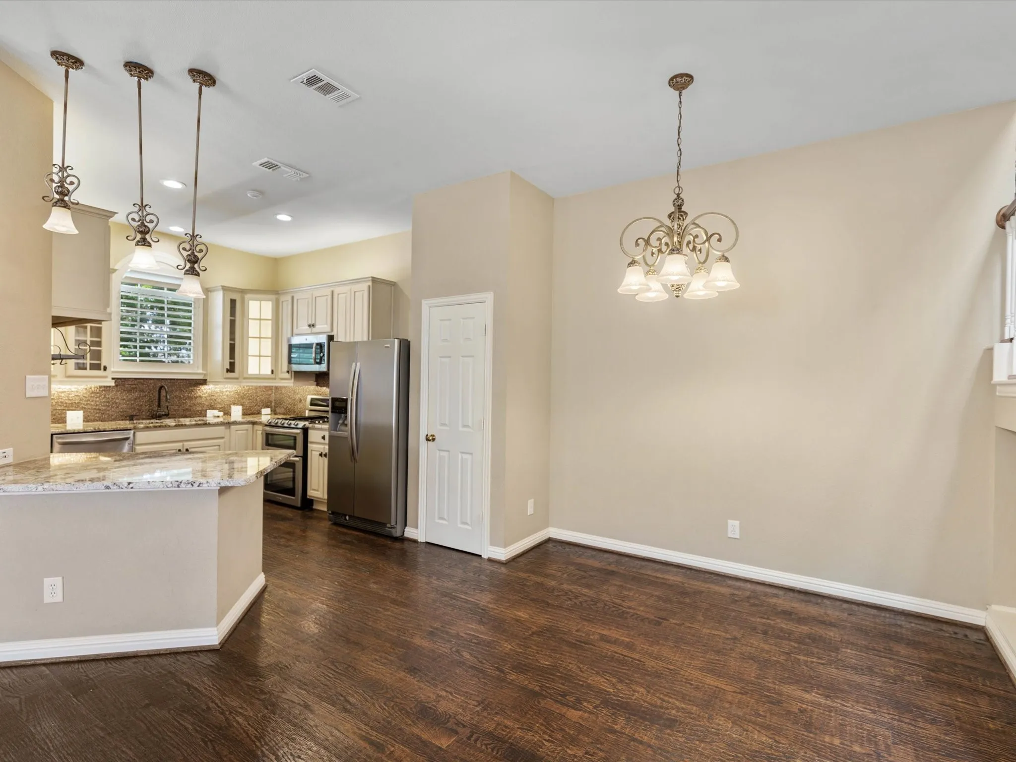 Single Family Residence For Rent in Collin County , 8129 Springmoss Drive, Plano, Texas 75025, 4 Bedroom, 3 Bathroom, 2 Garage spaces, 2,124 Sqft, built in 1997, mls#21385364, Real Estate Agent in Plano, Homes For Rent in Collin county, Homes For Rent in Plano, Realtor in Plano Texas, Real Estate Brokerage Independent Realty Texas, Luminita Cordes Realtor