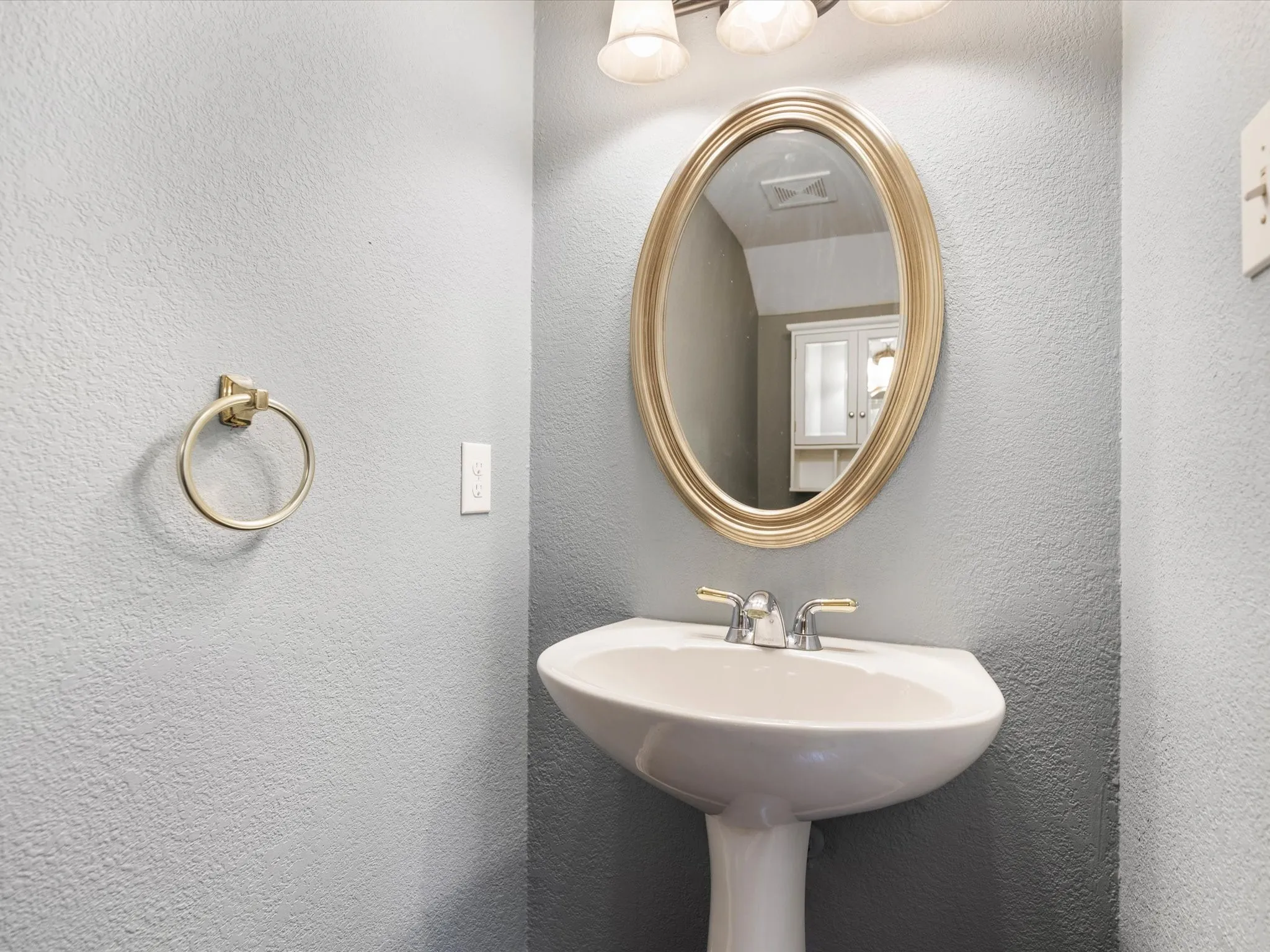 Single Family Residence For Rent in Collin County , 8129 Springmoss Drive, Plano, Texas 75025, 4 Bedroom, 3 Bathroom, 2 Garage spaces, 2,124 Sqft, built in 1997, mls#21385364, Real Estate Agent in Plano, Homes For Rent in Collin county, Homes For Rent in Plano, Realtor in Plano Texas, Real Estate Brokerage Independent Realty Texas, Luminita Cordes Realtor