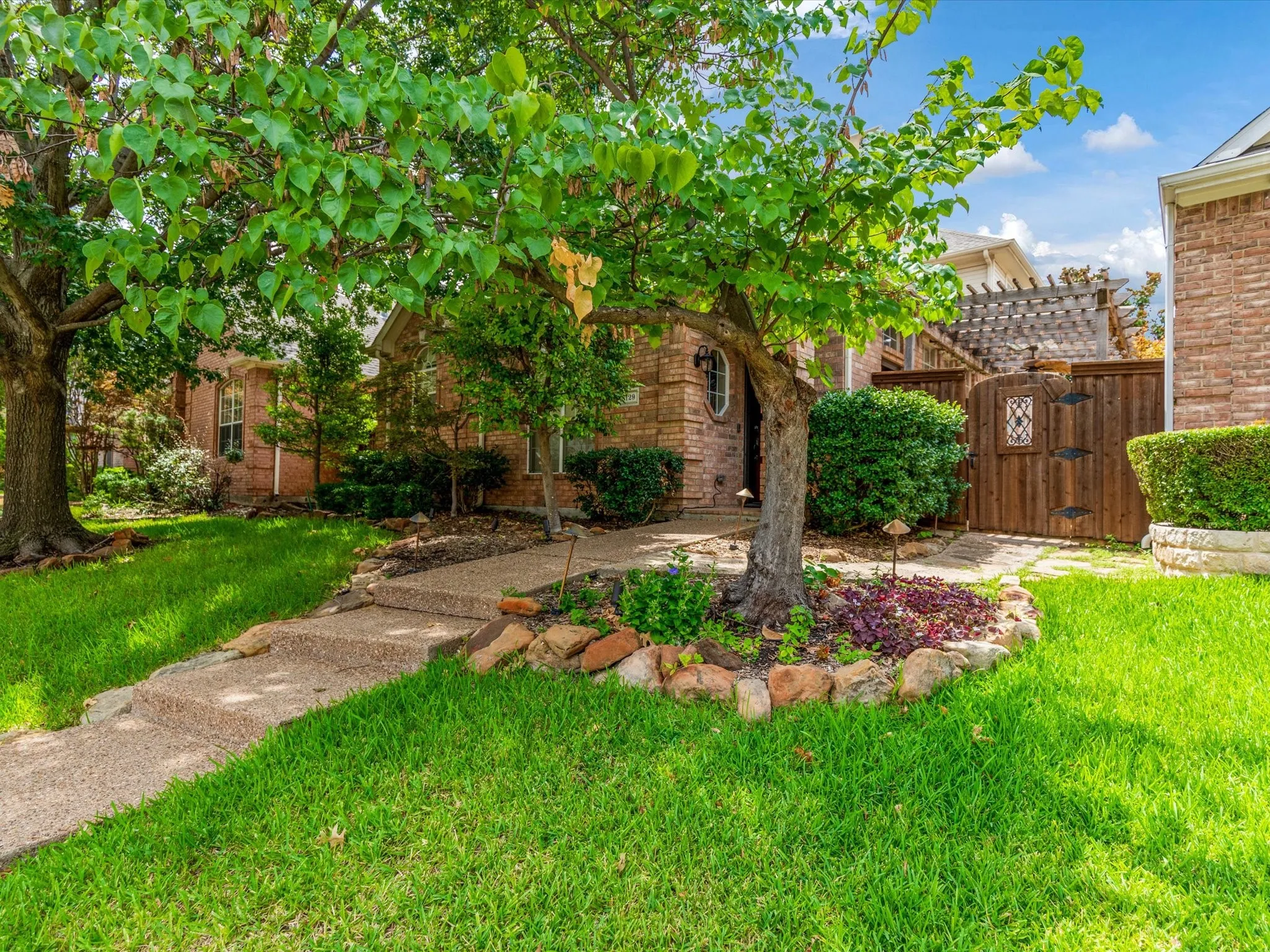 Single Family Residence For Rent in Collin County , 8129 Springmoss Drive, Plano, Texas 75025, 4 Bedroom, 3 Bathroom, 2 Garage spaces, 2,124 Sqft, built in 1997, mls#21385364, Real Estate Agent in Plano, Homes For Rent in Collin county, Homes For Rent in Plano, Realtor in Plano Texas, Real Estate Brokerage Independent Realty Texas, Luminita Cordes Realtor