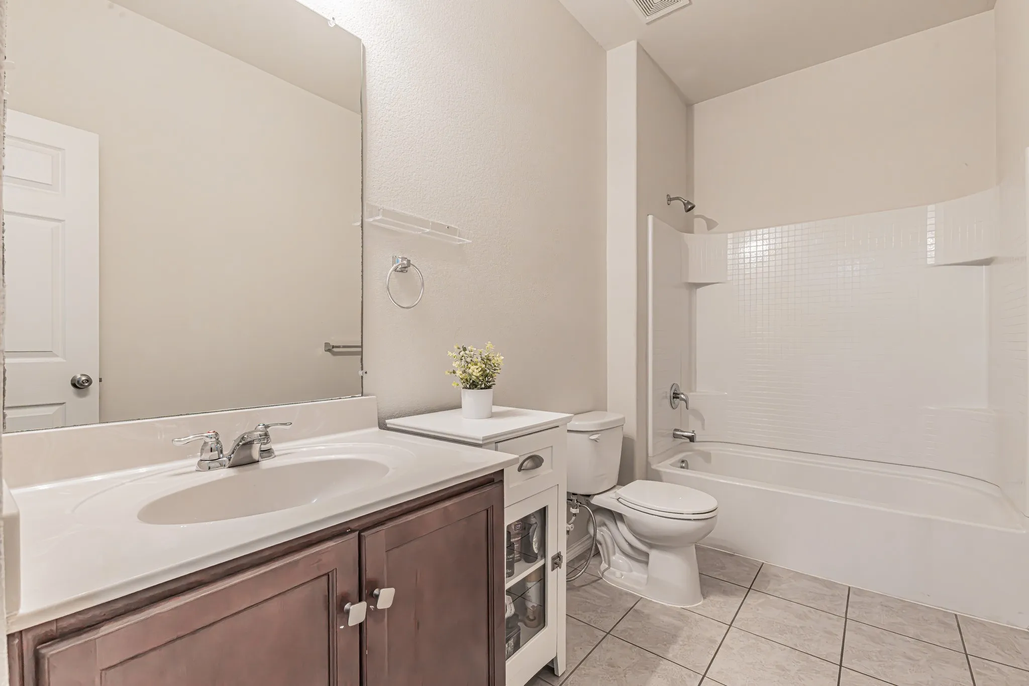 Secondary bathroom just off the bedrooms.