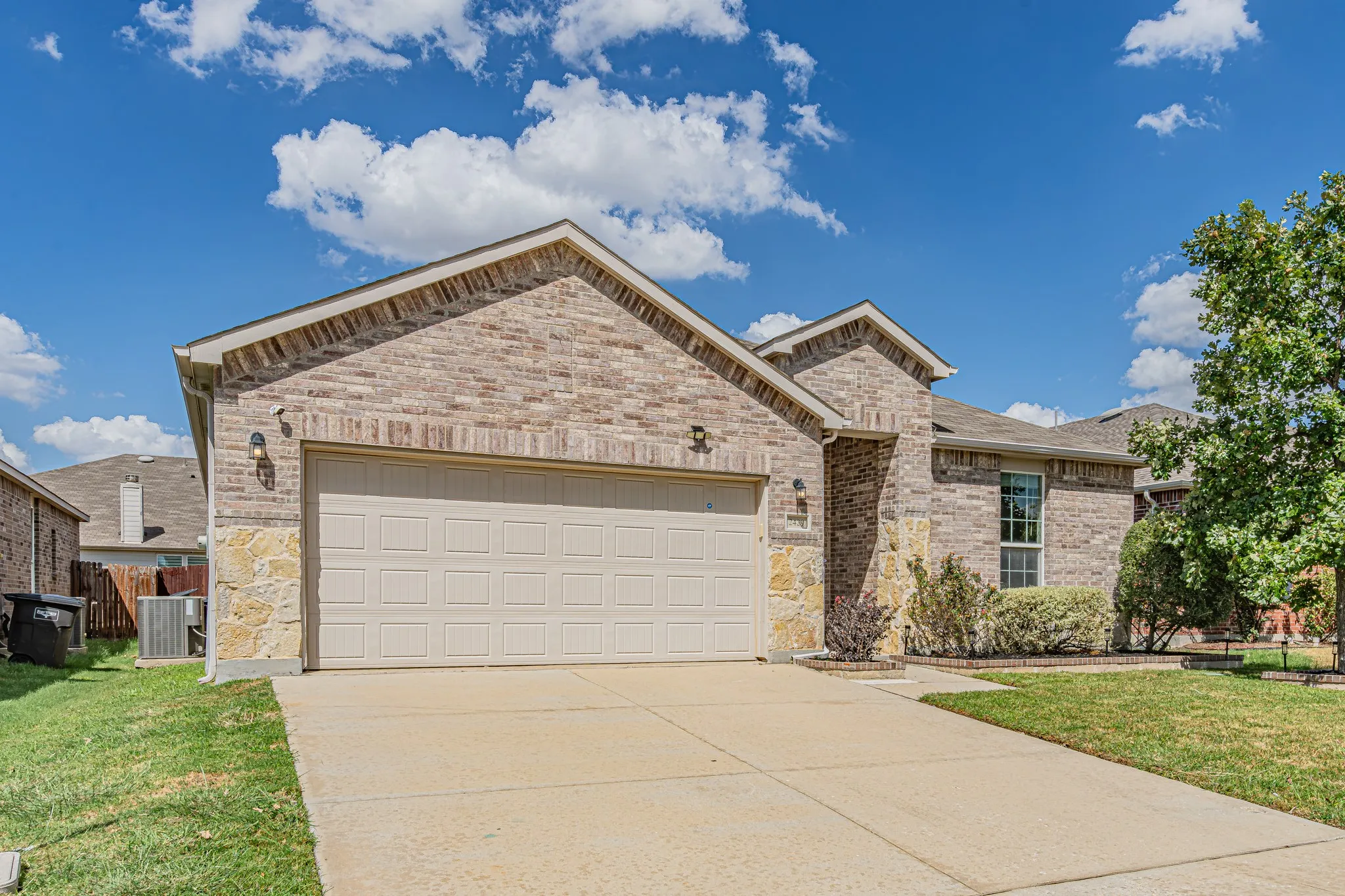 Single Family Residence For Sale in Tarrant County , 2429 Senepol Way, Fort Worth, Texas 76131, 3 Bedroom, 2 Bathroom, 2 Garage spaces, 2,152 Sqft, built in 2014, mls#21383510, Real Estate Agent in Fort Worth, Homes For Sale in Tarrant county, Homes For Sale in Fort Worth, Realtor in Fort Worth Texas, Real Estate Brokerage Independent Realty Texas, Luminita Cordes Realtor
