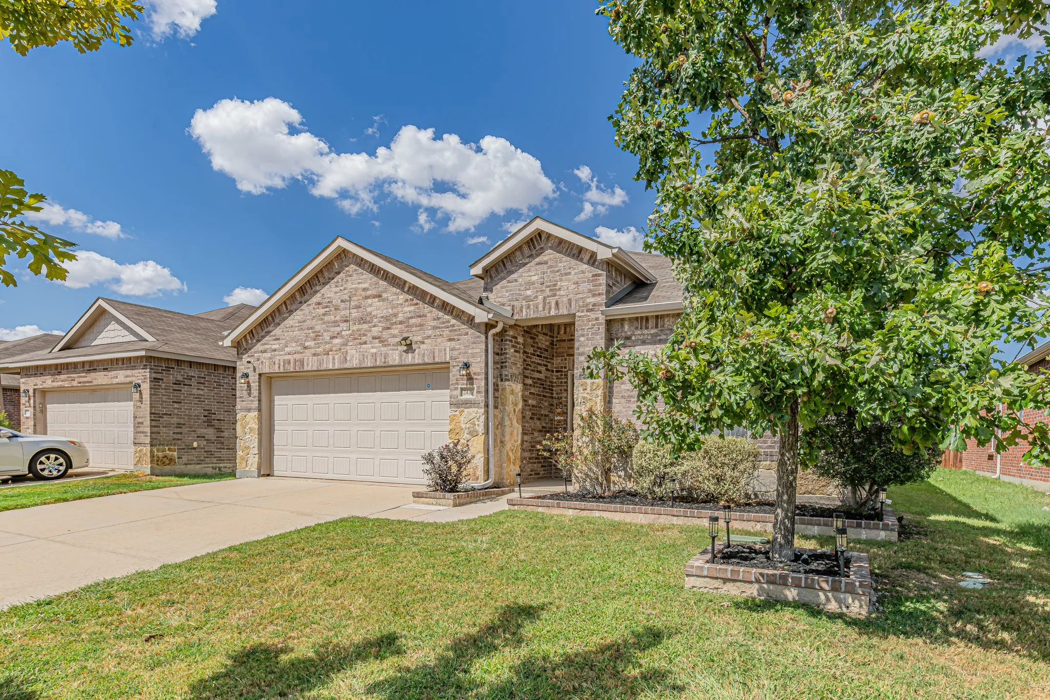 Single Family Residence For Sale in Tarrant County , 2429 Senepol Way, Fort Worth, Texas 76131, 3 Bedroom, 2 Bathroom, 2 Garage spaces, 2,152 Sqft, built in 2014, mls#21383510, Real Estate Agent in Fort Worth, Homes For Sale in Tarrant county, Homes For Sale in Fort Worth, Realtor in Fort Worth Texas, Real Estate Brokerage Independent Realty Texas, Luminita Cordes Realtor