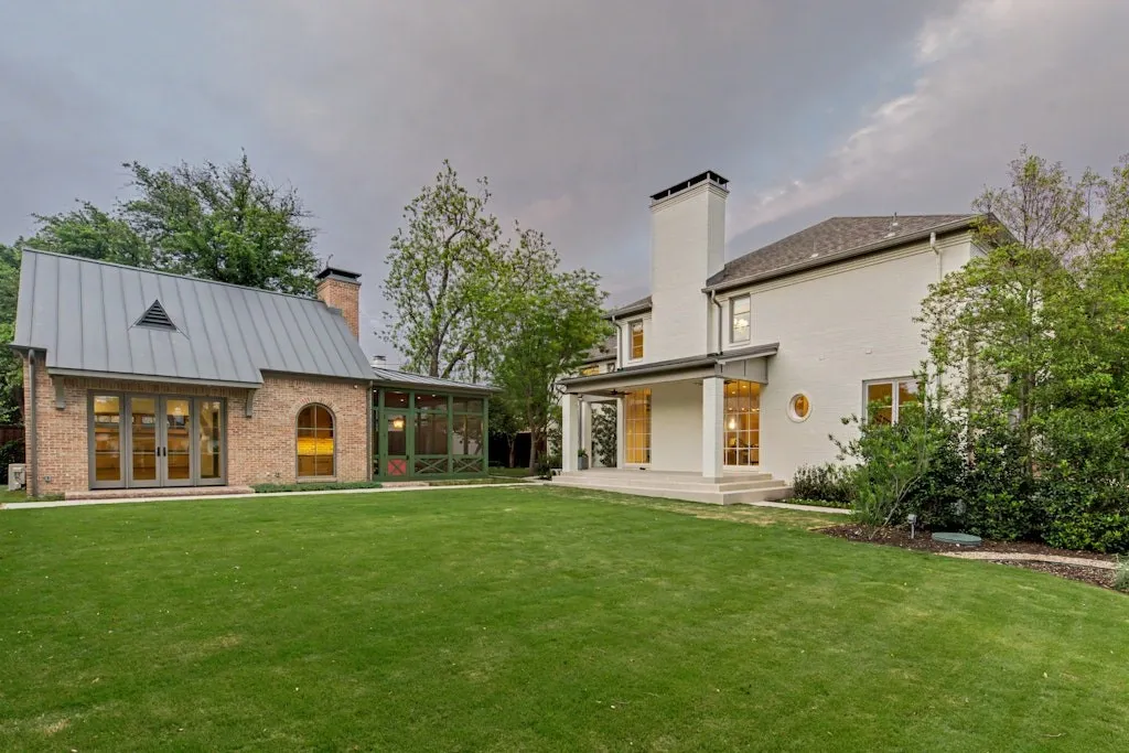 Single Family Residence For Sale in Dallas County , 4636 Belclaire Avenue, Highland Park, Texas 75209, 4 Bedroom, 6 Bathroom, 3 Garage spaces, 5,169 Sqft, built in 2007, mls#21380169, Real Estate Agent in Highland Park, Homes For Sale in Dallas county, Homes For Sale in Highland Park, Realtor in Highland Park Texas, Real Estate Brokerage Independent Realty Texas, Luminita Cordes Realtor