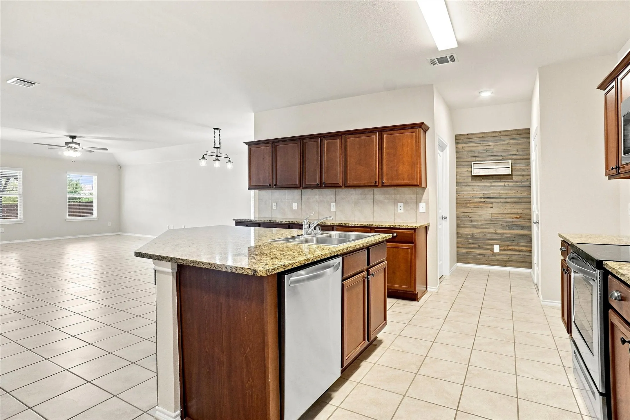 Single Family Residence For Rent in Kaufman County , 1060 Sadie Street, Forney, Texas 75126, 4 Bedroom, 2 Bathroom, 2 Garage spaces, 2,000 Sqft, built in 2018, mls#21380855, Real Estate Agent in Forney, Homes For Rent in Kaufman county, Homes For Rent in Forney, Realtor in Forney Texas, Real Estate Brokerage Independent Realty Texas, Luminita Cordes Realtor