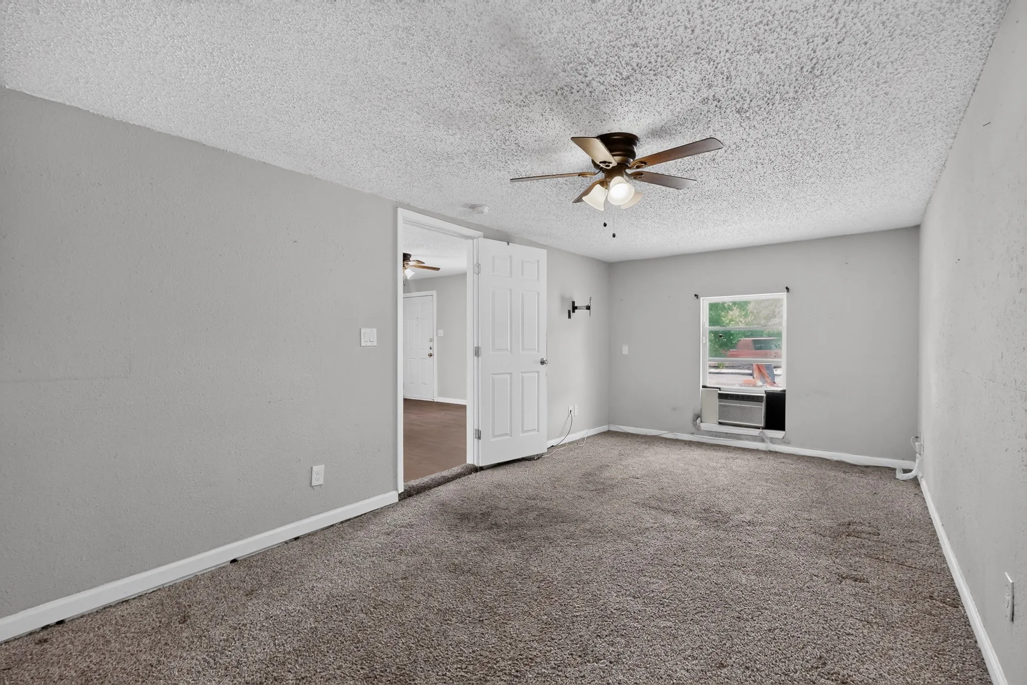 Single Family Residence For Sale in Dallas County , 4424 Tacoma Street, Dallas, Texas 75216, 3 Bedroom, 1 Bathroom, Garage spaces, 1,048 Sqft, built in 1951, mls#21385413, Real Estate Agent in Dallas, Homes For Sale in Dallas county, Homes For Sale in Dallas, Realtor in Dallas Texas, Real Estate Brokerage Independent Realty Texas, Luminita Cordes Realtor
