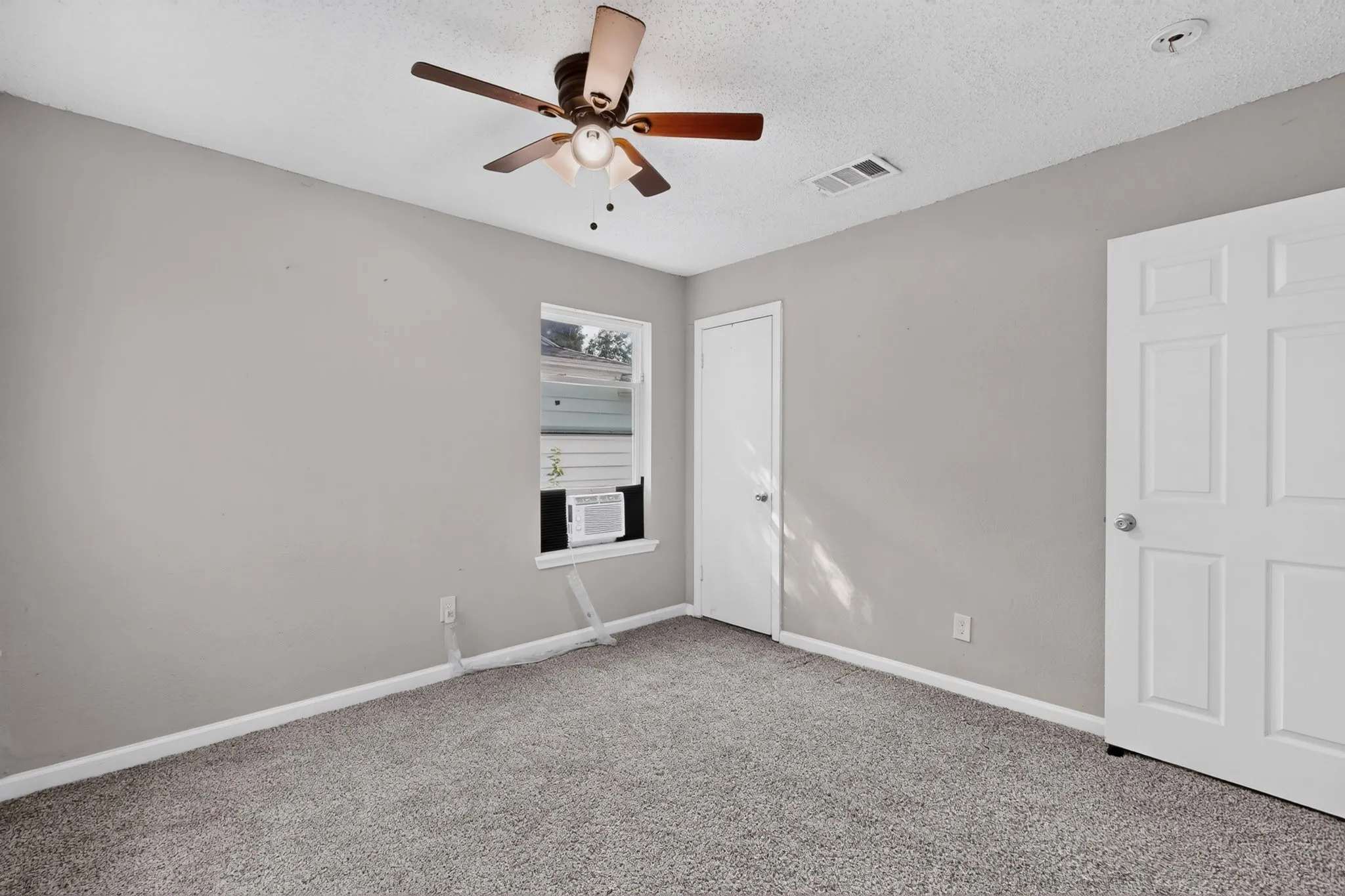Single Family Residence For Sale in Dallas County , 4424 Tacoma Street, Dallas, Texas 75216, 3 Bedroom, 1 Bathroom, Garage spaces, 1,048 Sqft, built in 1951, mls#21385413, Real Estate Agent in Dallas, Homes For Sale in Dallas county, Homes For Sale in Dallas, Realtor in Dallas Texas, Real Estate Brokerage Independent Realty Texas, Luminita Cordes Realtor
