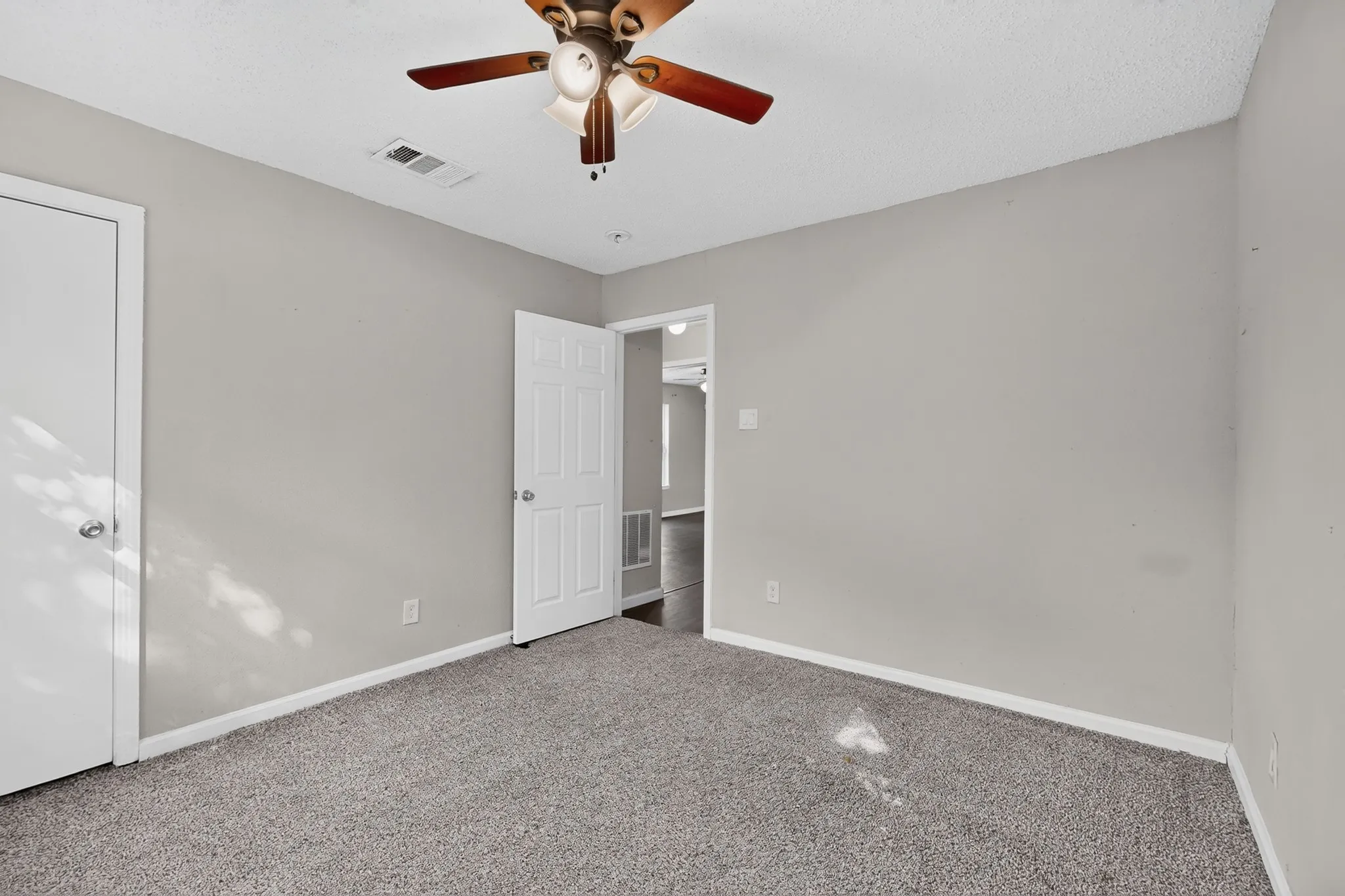 Single Family Residence For Sale in Dallas County , 4424 Tacoma Street, Dallas, Texas 75216, 3 Bedroom, 1 Bathroom, Garage spaces, 1,048 Sqft, built in 1951, mls#21385413, Real Estate Agent in Dallas, Homes For Sale in Dallas county, Homes For Sale in Dallas, Realtor in Dallas Texas, Real Estate Brokerage Independent Realty Texas, Luminita Cordes Realtor