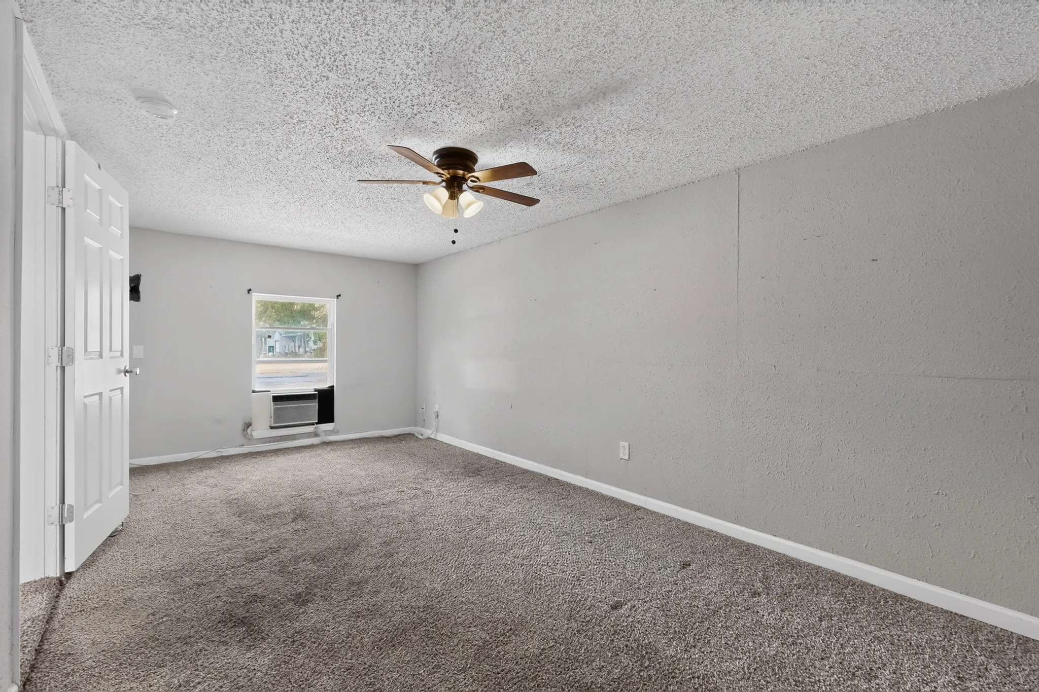 Single Family Residence For Sale in Dallas County , 4424 Tacoma Street, Dallas, Texas 75216, 3 Bedroom, 1 Bathroom, Garage spaces, 1,048 Sqft, built in 1951, mls#21385413, Real Estate Agent in Dallas, Homes For Sale in Dallas county, Homes For Sale in Dallas, Realtor in Dallas Texas, Real Estate Brokerage Independent Realty Texas, Luminita Cordes Realtor