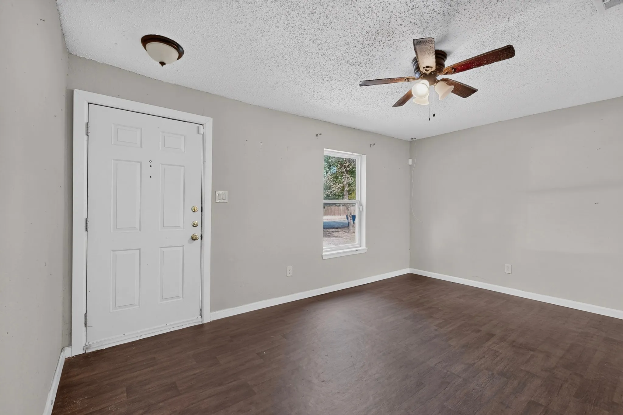 Single Family Residence For Sale in Dallas County , 4424 Tacoma Street, Dallas, Texas 75216, 3 Bedroom, 1 Bathroom, Garage spaces, 1,048 Sqft, built in 1951, mls#21385413, Real Estate Agent in Dallas, Homes For Sale in Dallas county, Homes For Sale in Dallas, Realtor in Dallas Texas, Real Estate Brokerage Independent Realty Texas, Luminita Cordes Realtor