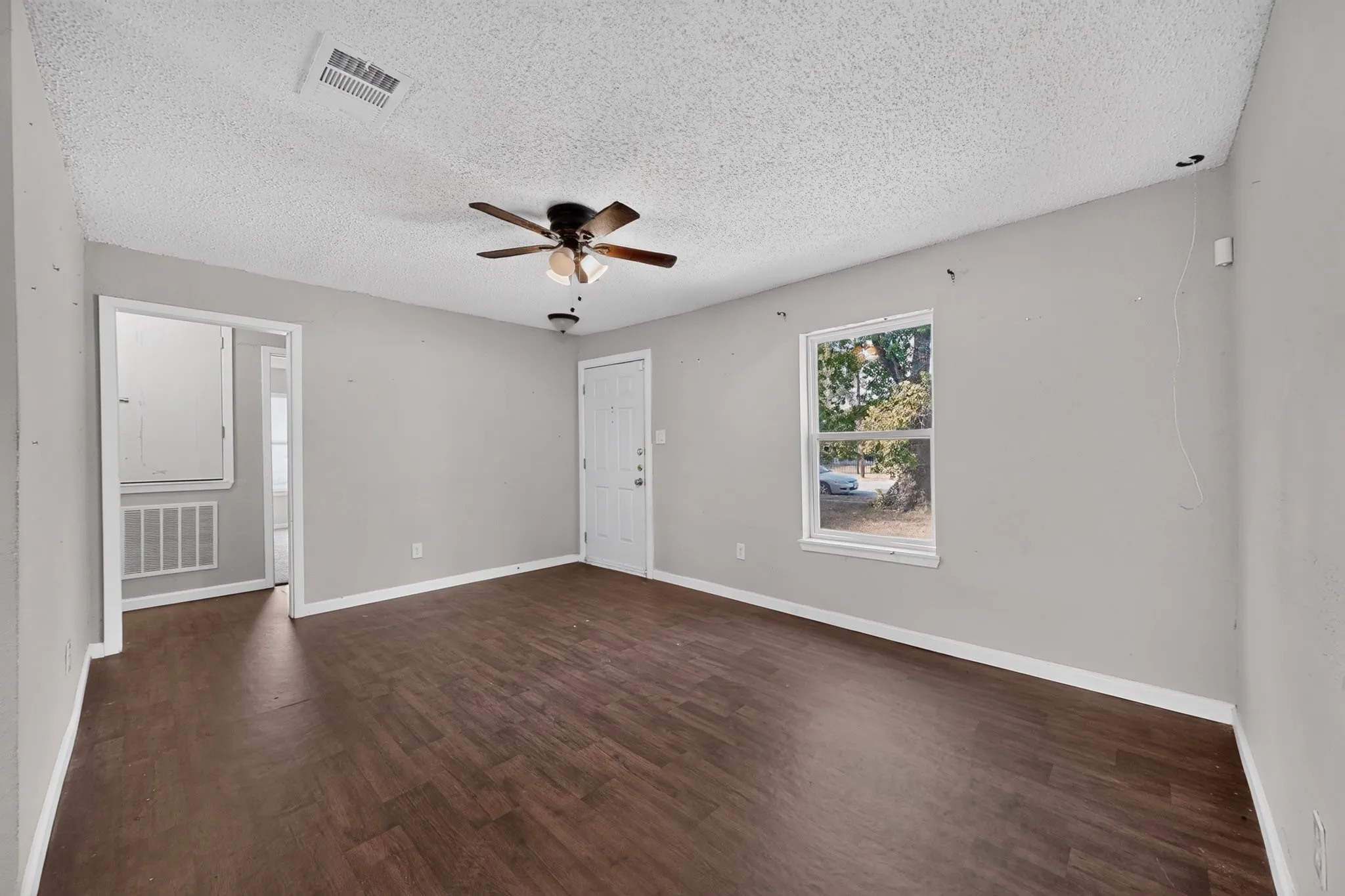 Single Family Residence For Sale in Dallas County , 4424 Tacoma Street, Dallas, Texas 75216, 3 Bedroom, 1 Bathroom, Garage spaces, 1,048 Sqft, built in 1951, mls#21385413, Real Estate Agent in Dallas, Homes For Sale in Dallas county, Homes For Sale in Dallas, Realtor in Dallas Texas, Real Estate Brokerage Independent Realty Texas, Luminita Cordes Realtor