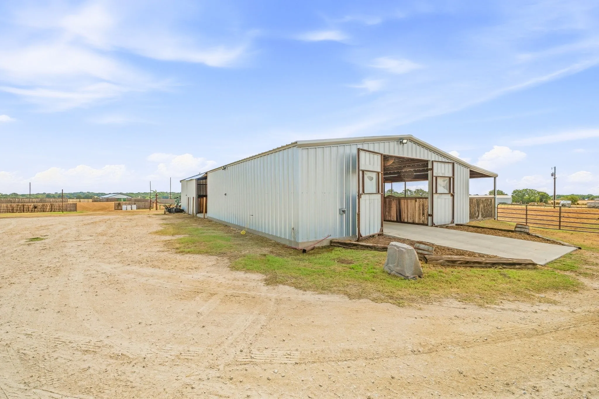 Single Family Residence For Sale in Erath County , 265 Private Road 1728, Stephenville, Texas 76401, 3 Bedroom, 3 Bathroom, 2 Garage spaces, 2,636 Sqft, built in 2019, mls#21384833, Real Estate Agent in Stephenville, Homes For Sale in Erath county, Homes For Sale in Stephenville, Realtor in Stephenville Texas, Real Estate Brokerage Independent Realty Texas, Luminita Cordes Realtor