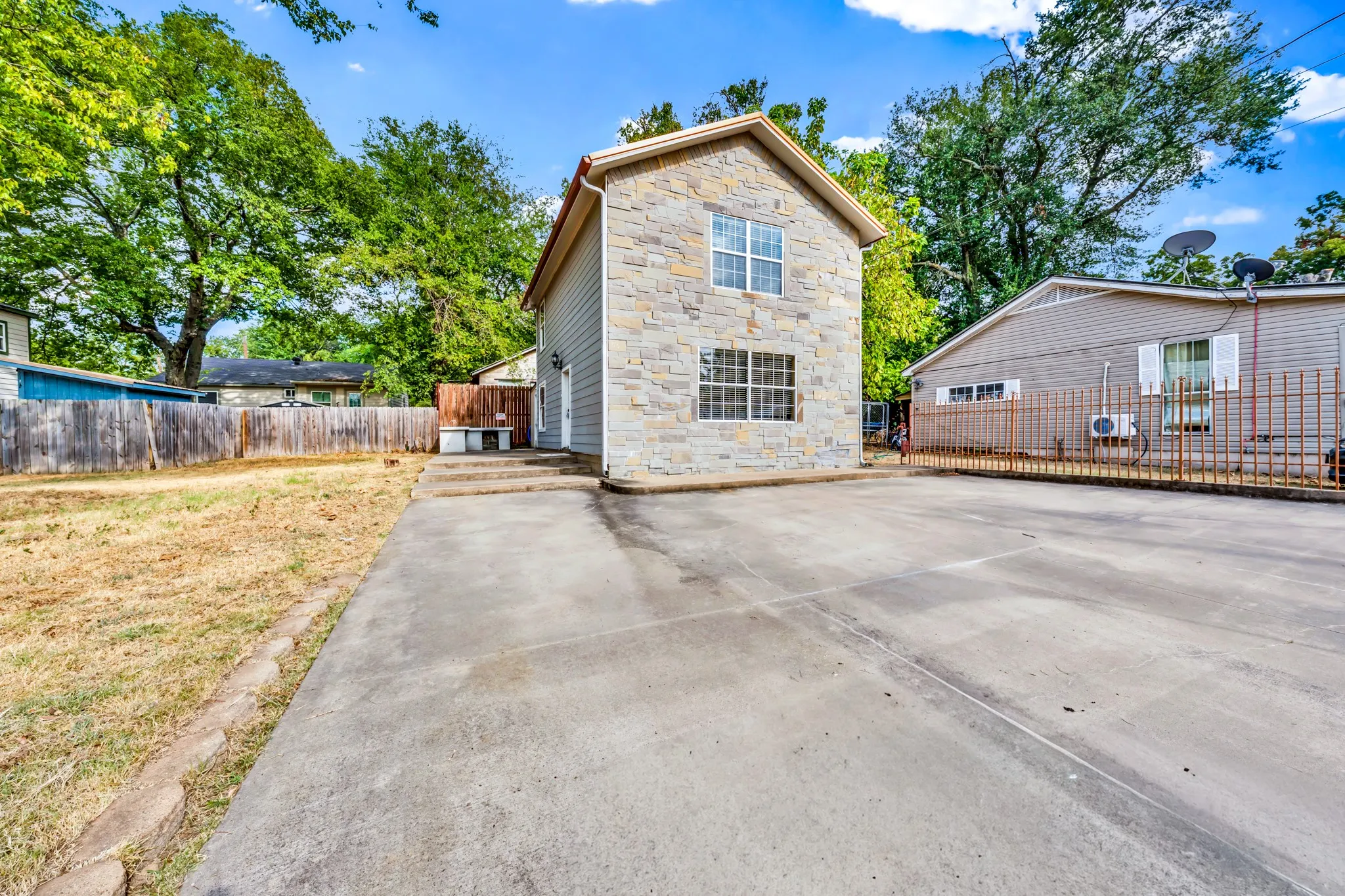 Single Family Residence For Sale in Hopkins County , 716 Brinker Street, Sulphur Springs, Texas 75482, 2 Bedroom, 2 Bathroom, Garage spaces, 1,200 Sqft, built in 2013, mls#21380291, Real Estate Agent in Sulphur Springs, Homes For Sale in Hopkins county, Homes For Sale in Sulphur Springs, Realtor in Sulphur Springs Texas, Real Estate Brokerage Independent Realty Texas, Luminita Cordes Realtor