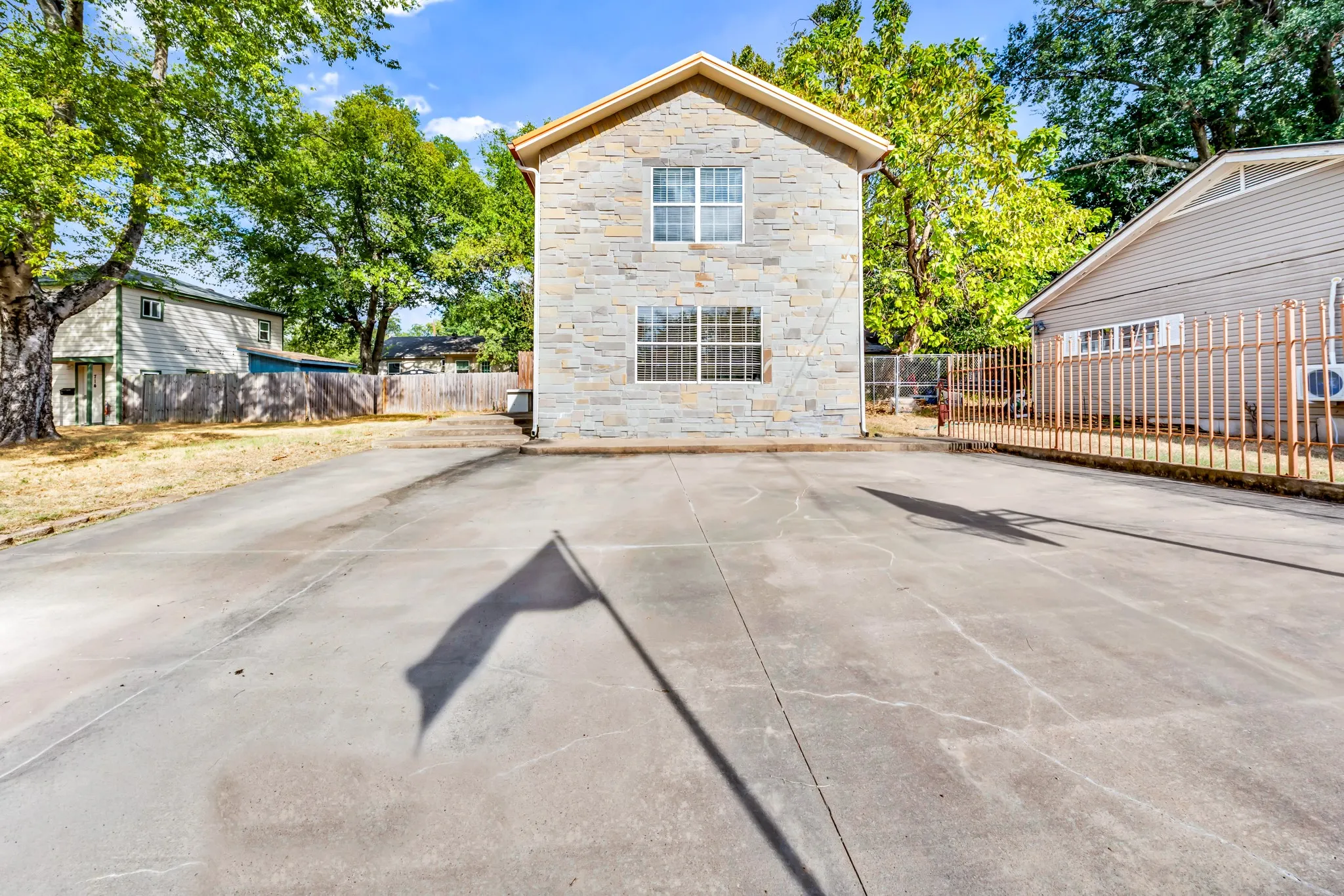 Single Family Residence For Sale in Hopkins County , 716 Brinker Street, Sulphur Springs, Texas 75482, 2 Bedroom, 2 Bathroom, Garage spaces, 1,200 Sqft, built in 2013, mls#21380291, Real Estate Agent in Sulphur Springs, Homes For Sale in Hopkins county, Homes For Sale in Sulphur Springs, Realtor in Sulphur Springs Texas, Real Estate Brokerage Independent Realty Texas, Luminita Cordes Realtor