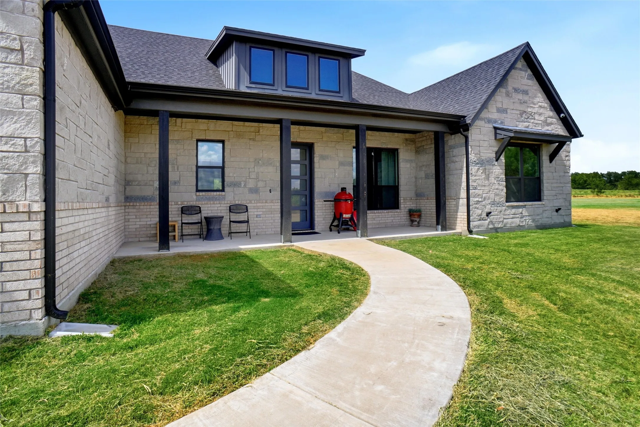 Enjoy the TX evenings on your covered front porch